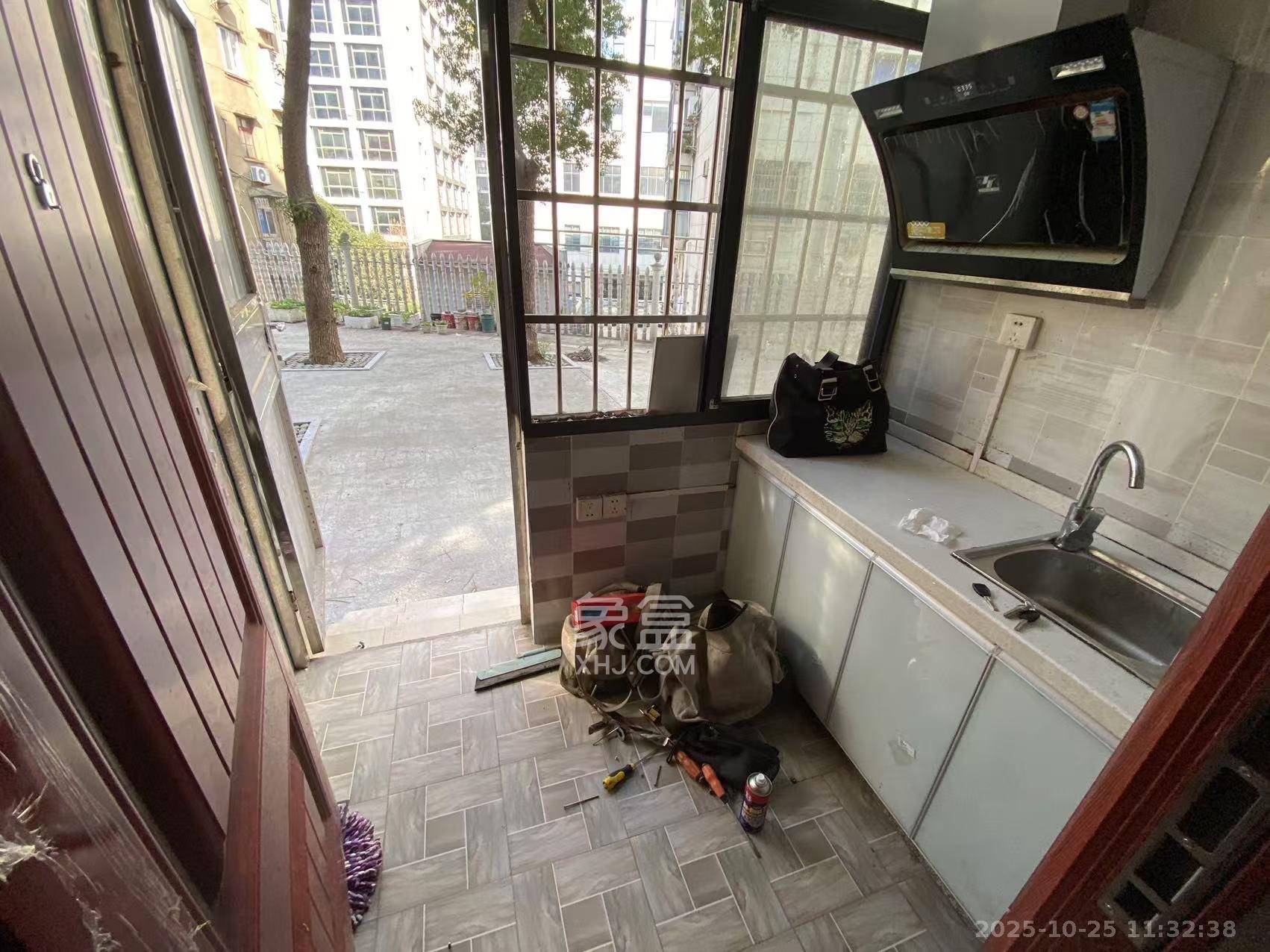 长岭水电八局宿舍  1室1厅1卫    1000.0元/月室内图