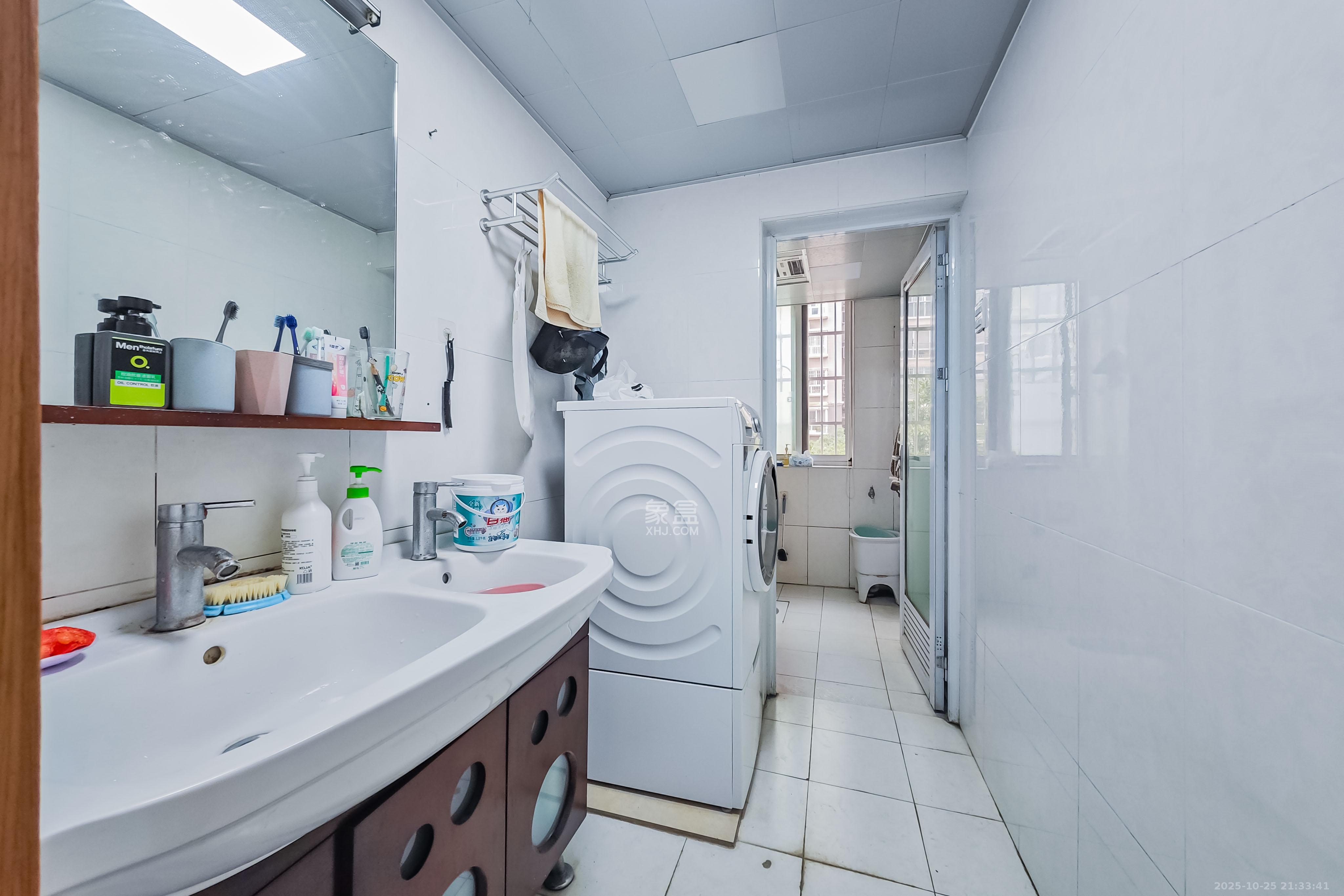 雅致名园  3室2厅2卫    205.0万卫生间