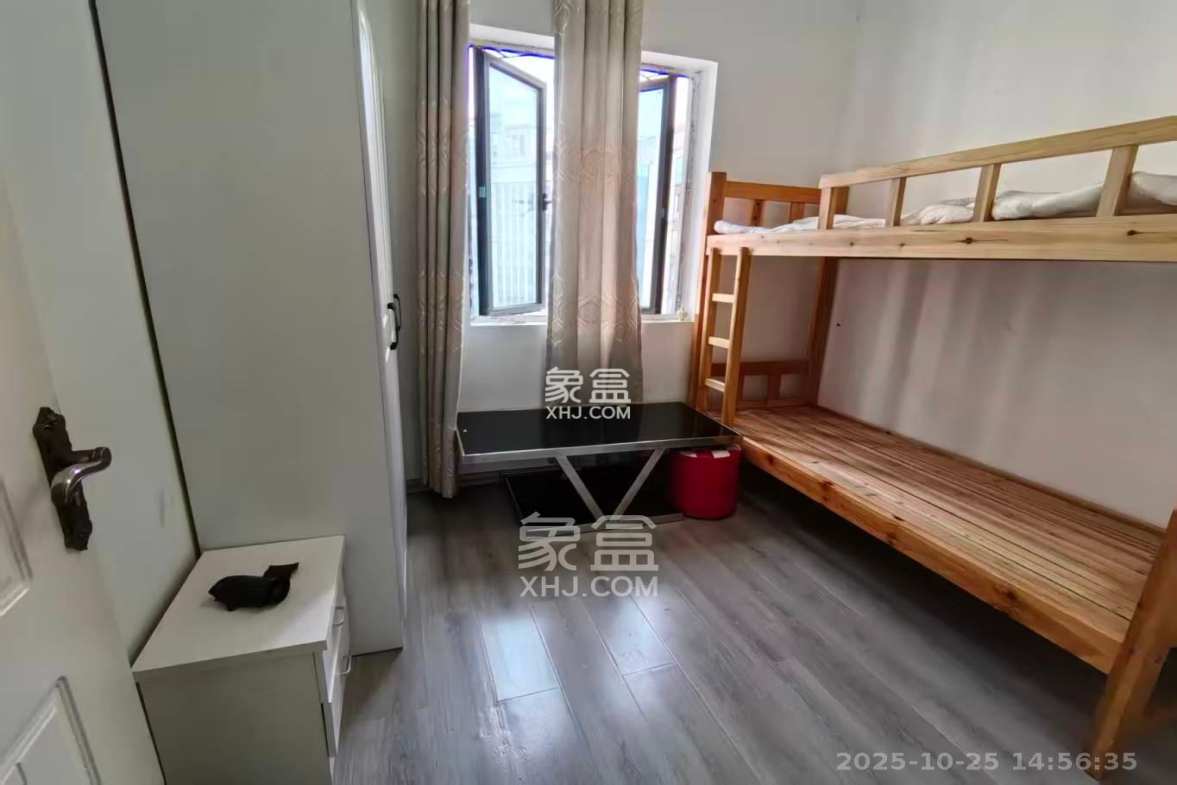 荣泰广场  4室2厅2卫    2700.0元/月 荣泰广场  4室2厅2卫    2700.0元/月室内图