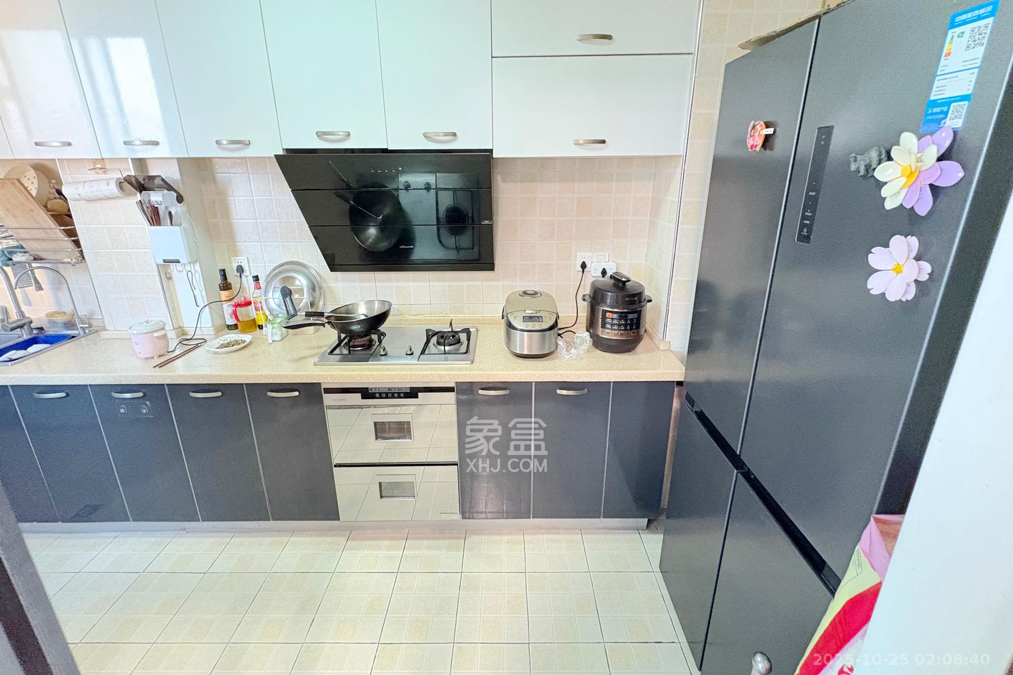 融圣国际  4室2厅2卫    225.0万 融圣国际  4室2厅2卫    225.0万厨房