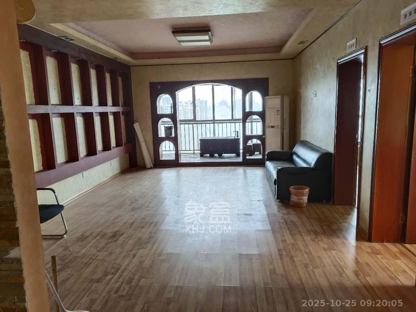 左岸右岸 3室2厅2卫 3200.0元/月 左岸右岸 3室2厅2卫 3200.0元/月室内图