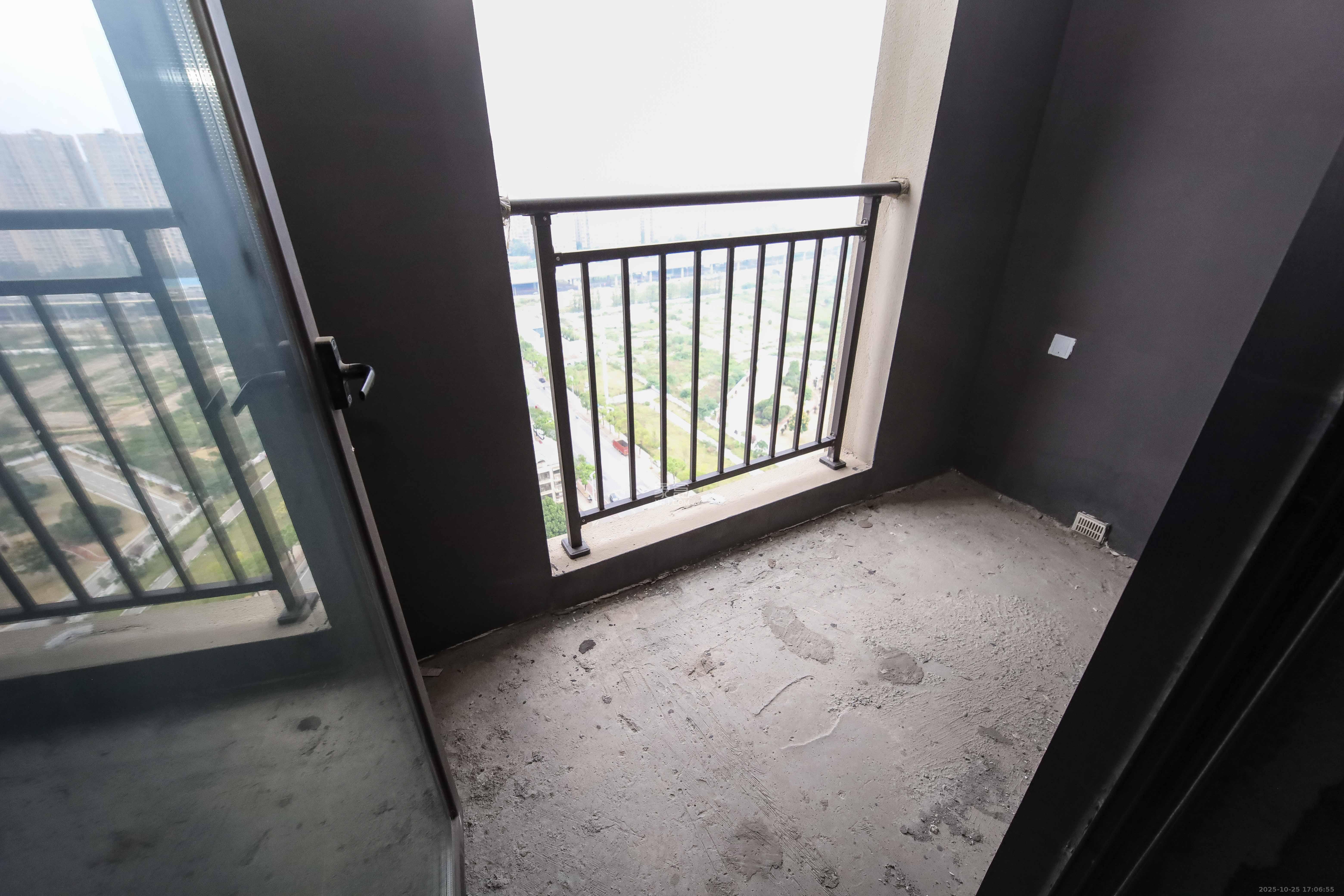 德奥悦东方  4室2厅2卫    158.0万阳台