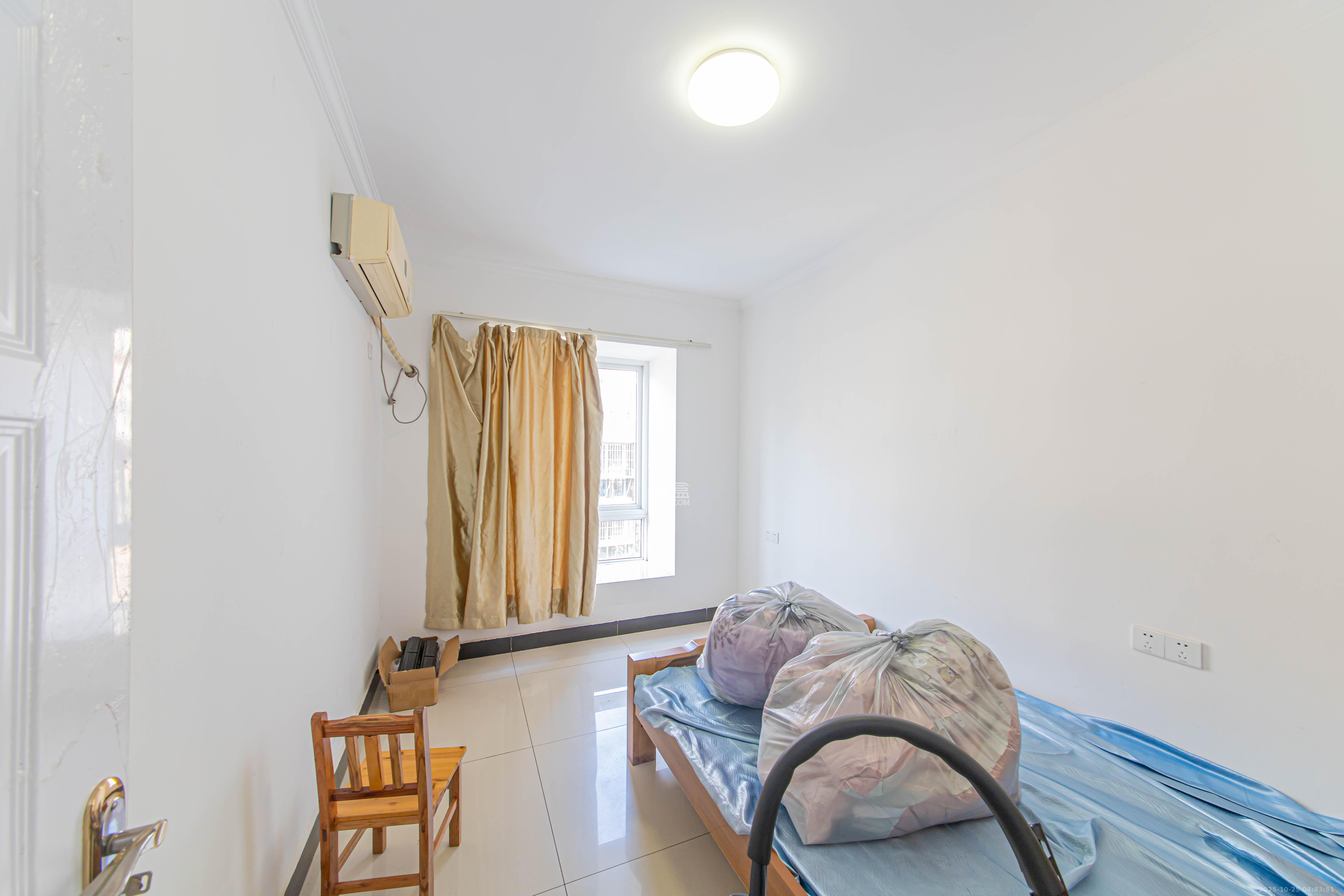 万鑫嘉园(万鑫阳光嘉园) 4室2厅2卫 75.0万 万鑫嘉园(万鑫阳光嘉园) 4室2厅2卫 75.0万卧室