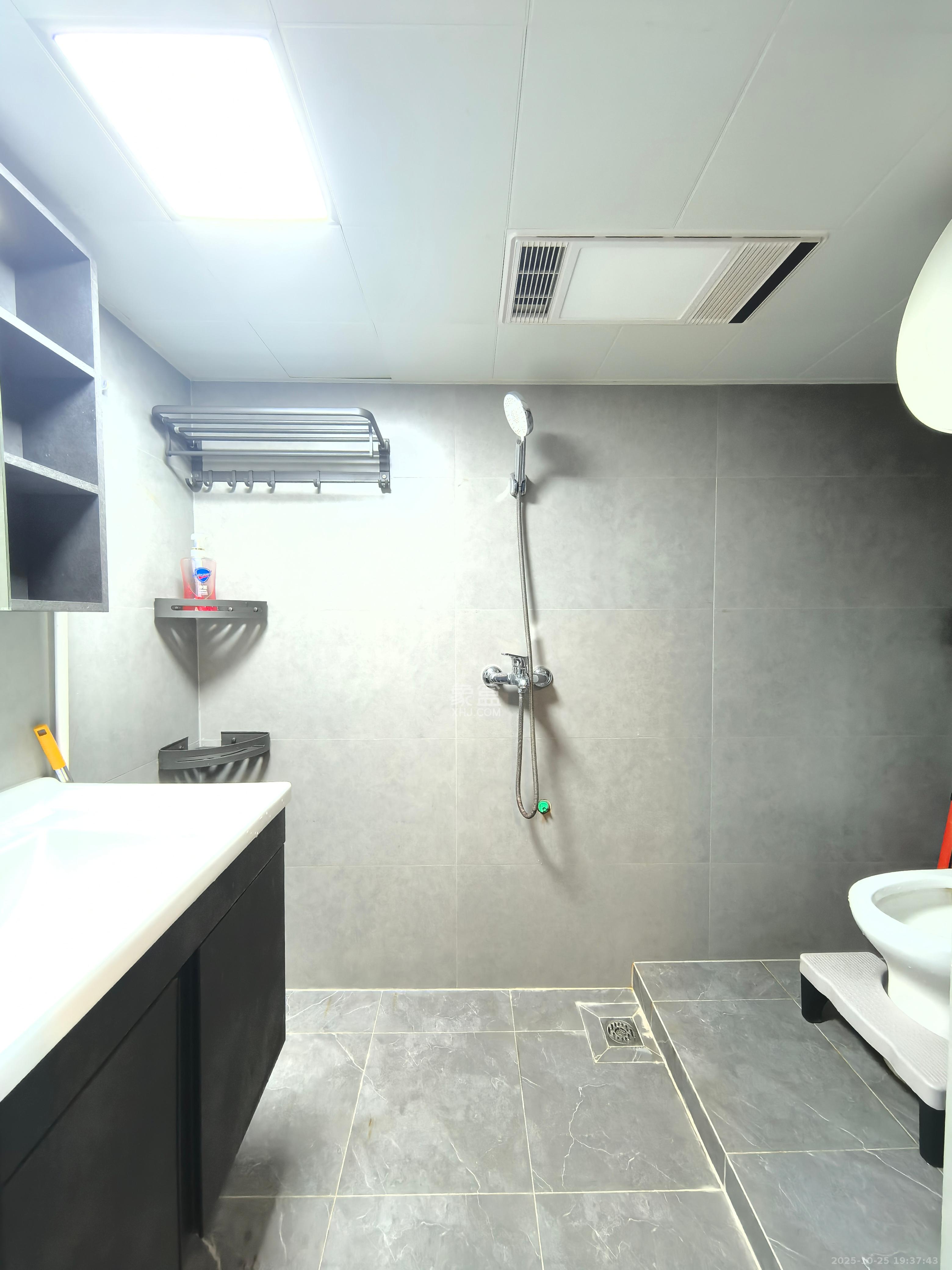 越秀悦湖台  2室1厅1卫    2500.0元/月 越秀悦湖台  2室1厅1卫    2500.0元/月室内图