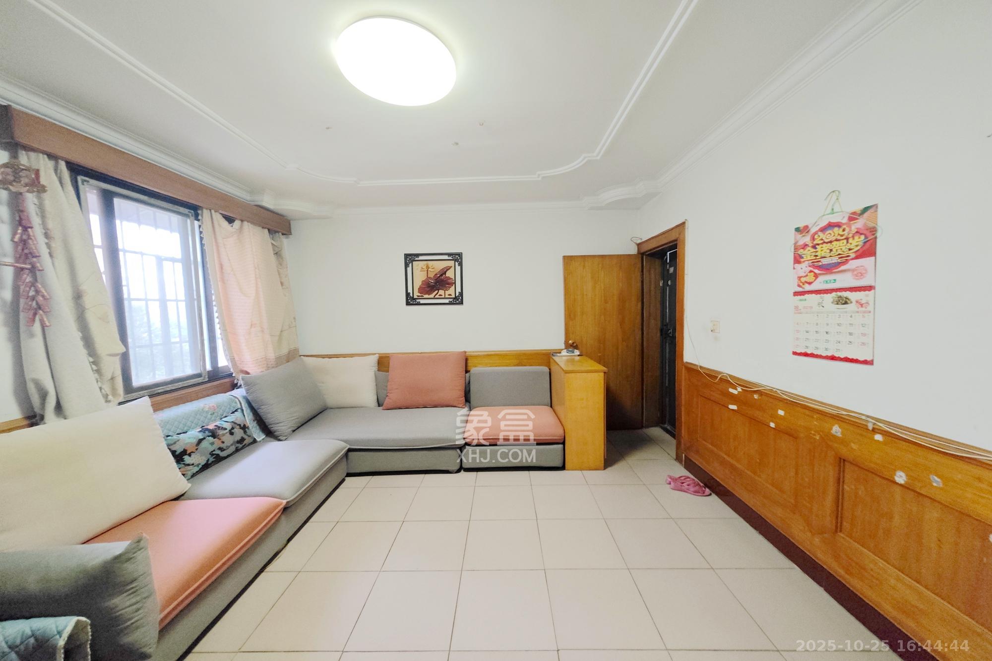 桂花路铁建宿舍  2室2厅1卫    39.0万客厅