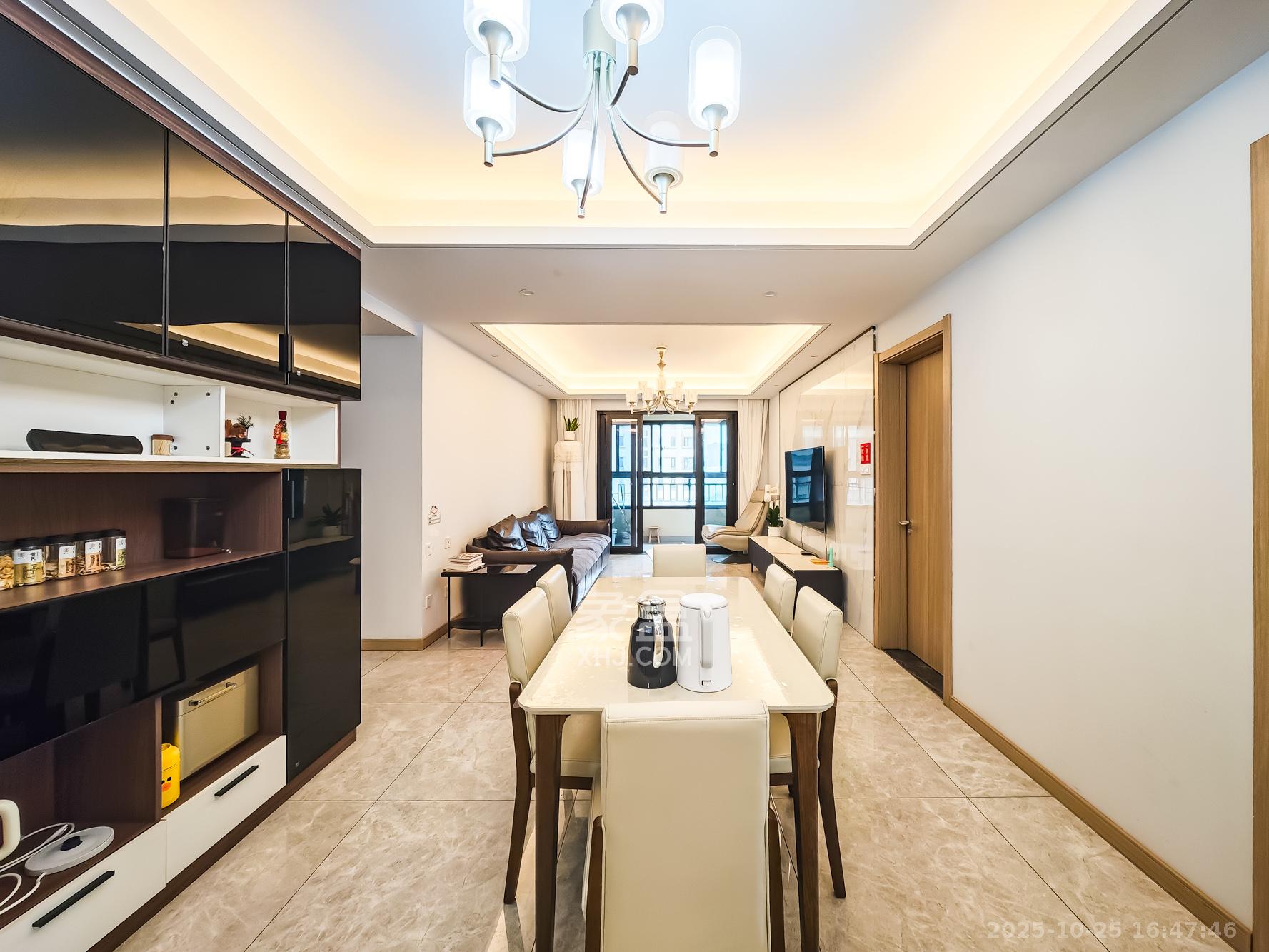 新城和樾(新城和樾公馆) 4室2厅2卫 125.0万 新城和樾(新城和樾公馆) 4室2厅2卫 125.0万客厅