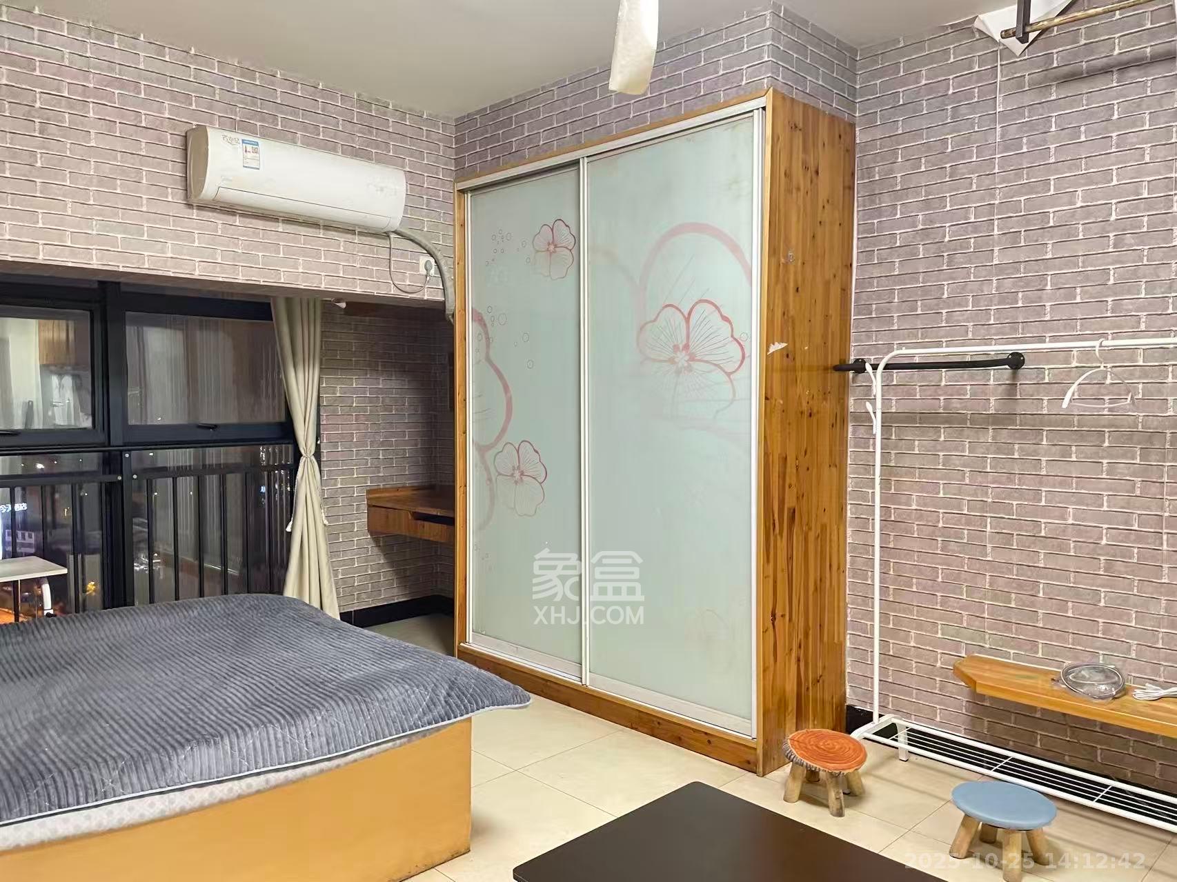 山水华景  1室1厅1卫    1300.0元/月室内图