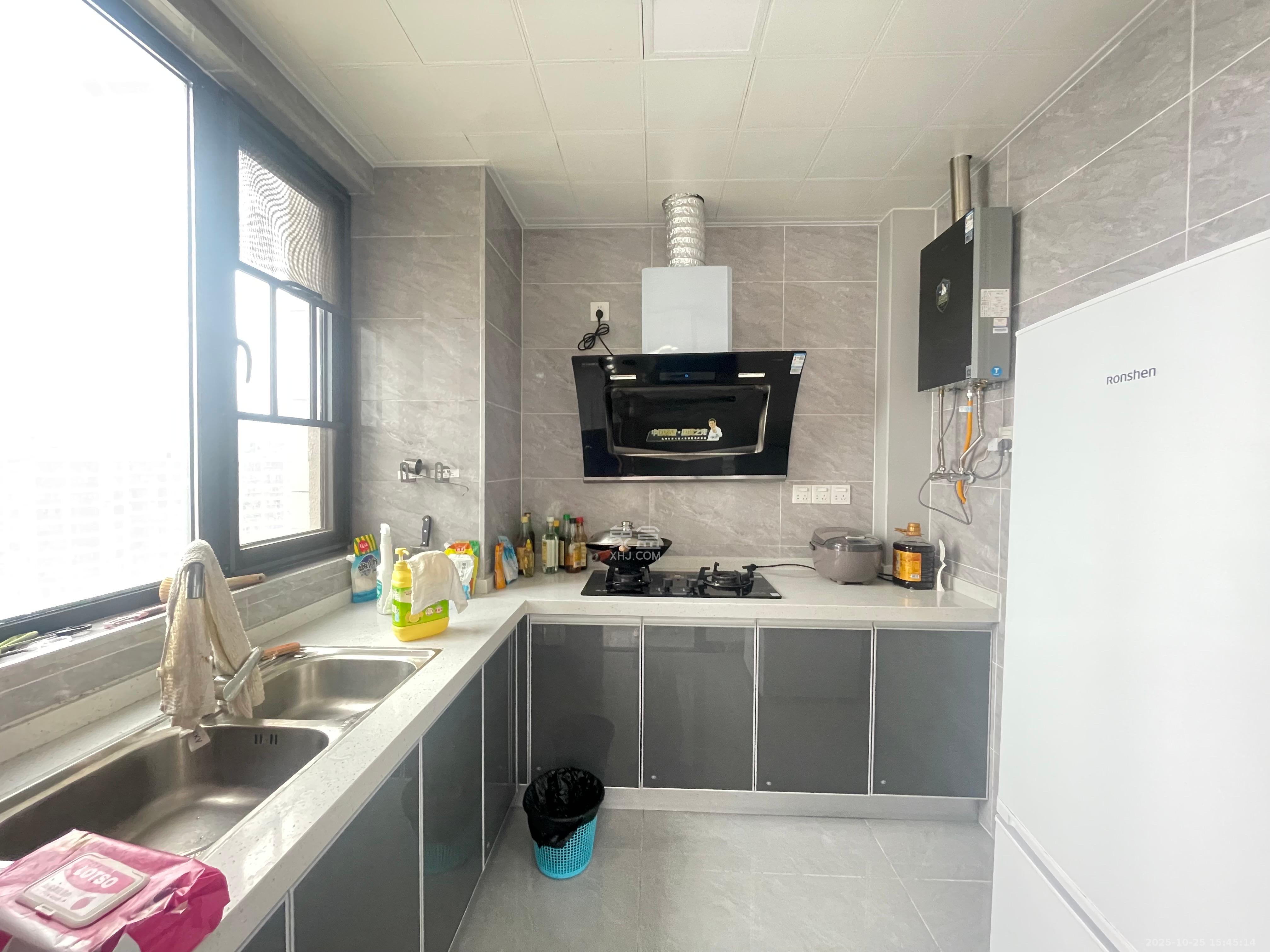 港湘铂玥（天园地芳国际珠宝城）  4室2厅2卫    2300.0元/月室内图