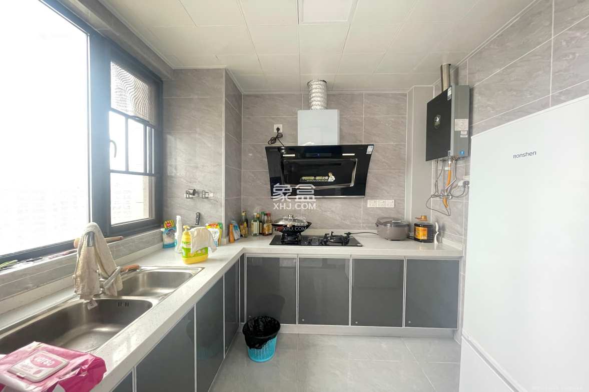 港湘铂玥(天园地芳国际珠宝城) 4室2厅2卫 2300.0元/月 港湘铂玥(天园地芳国际珠宝城) 4室2厅2卫 2300.0元/月室内图