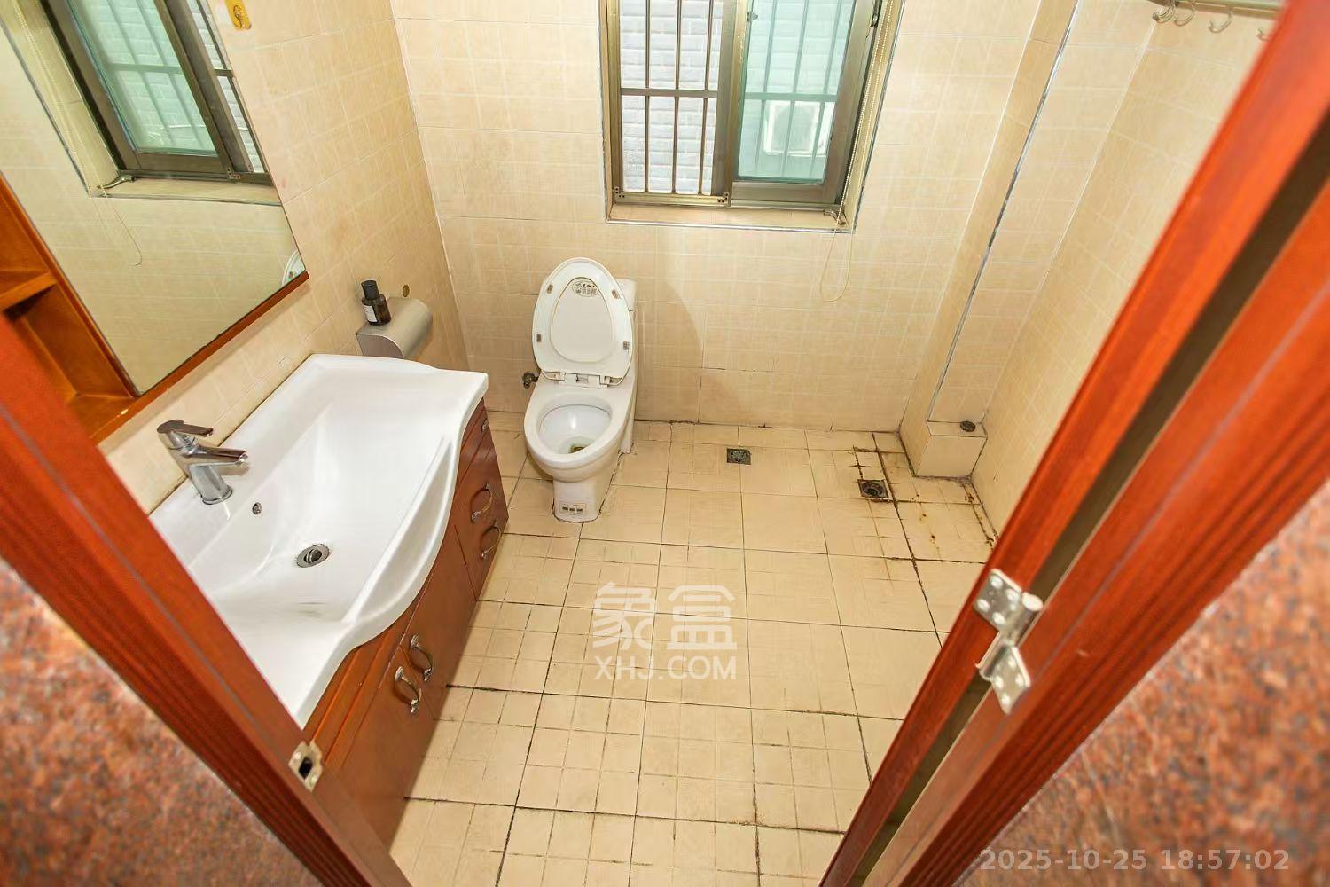 卧龙居国际村  3室2厅1卫    2200.0元/月 卧龙居国际村  3室2厅1卫    2200.0元/月室内图