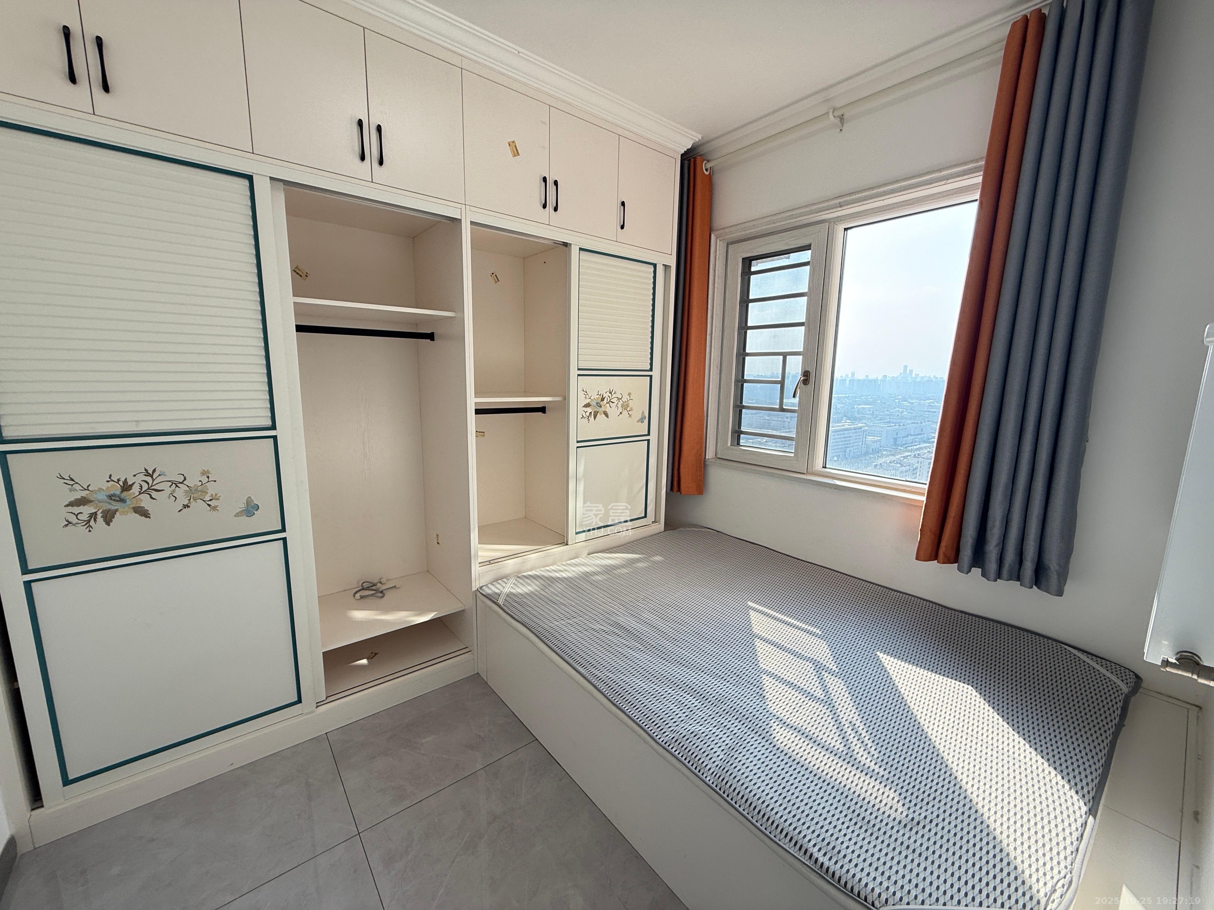 保利香槟国际  3室2厅1卫    2300.0元/月室内图