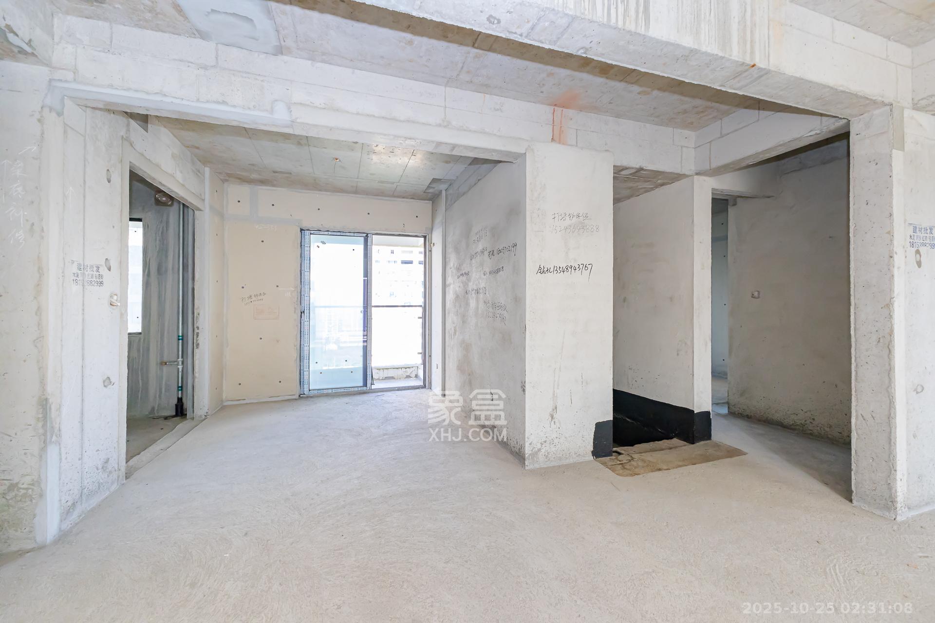 润和湘江天地C区  4室2厅2卫    160.0万客厅