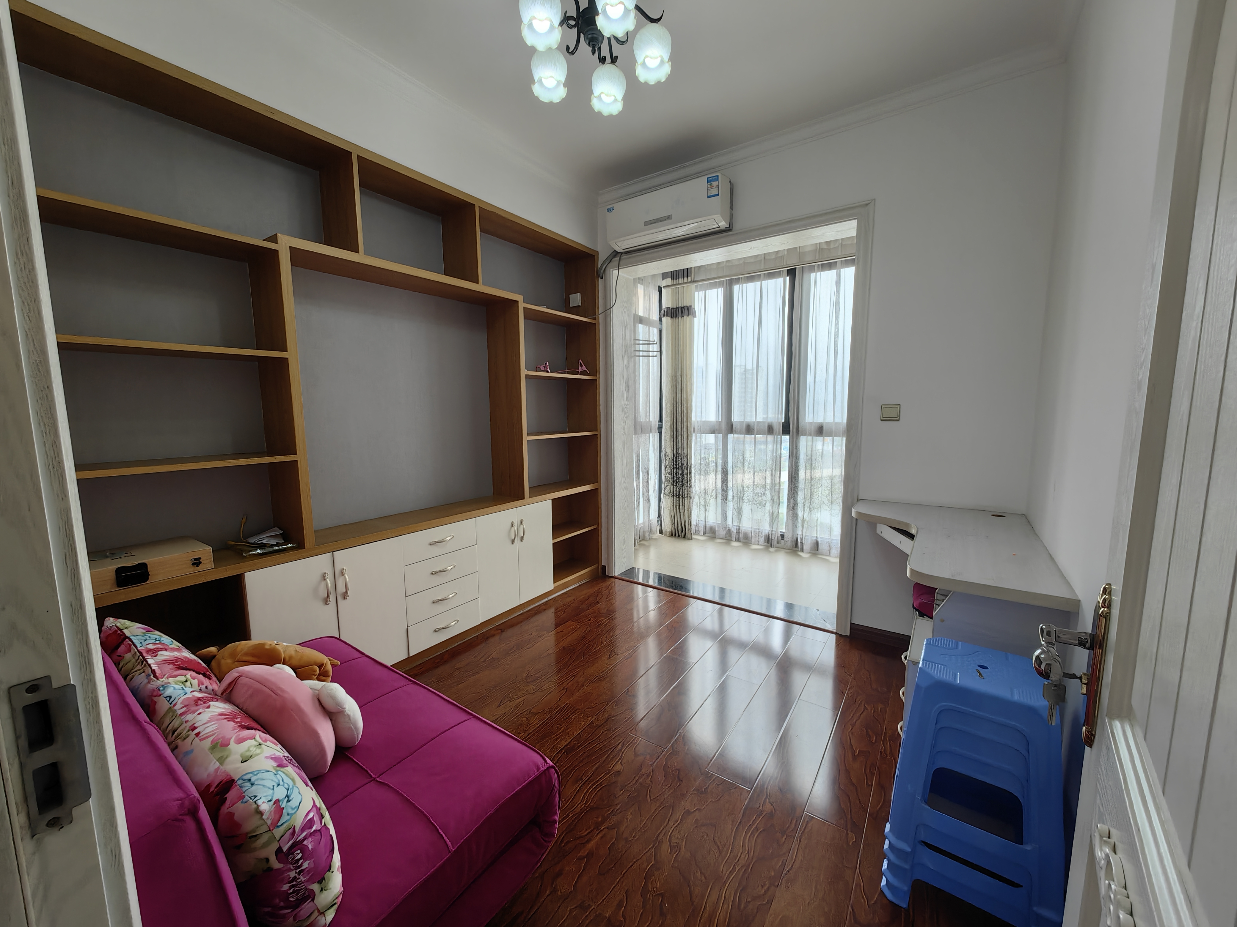 锦绣边城  4室2厅2卫    75.0万客厅