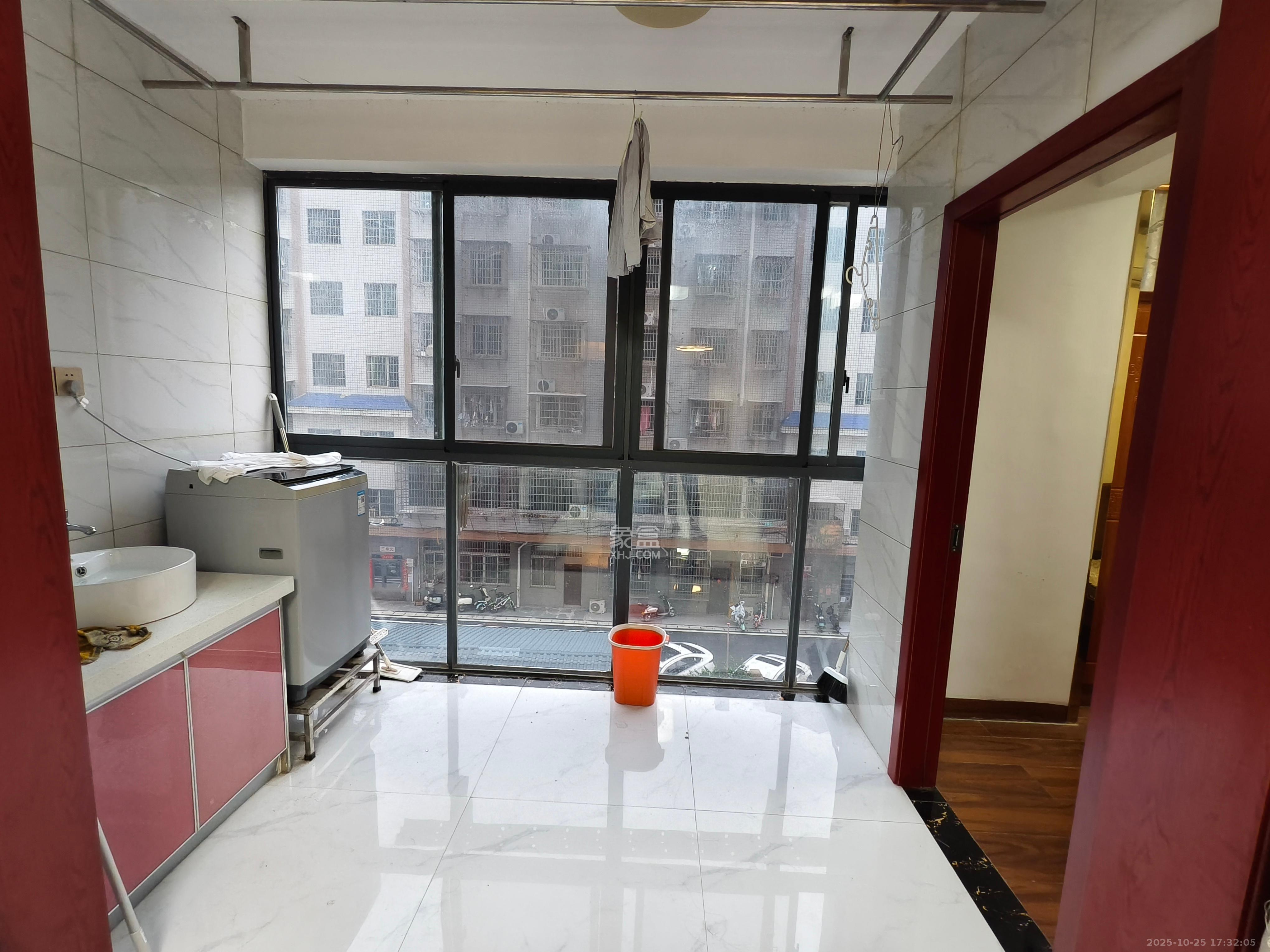 荣升家园(湘江熙岸)  3室2厅1卫    2300.0元/月 荣升家园(湘江熙岸)  3室2厅1卫    2300.0元/月室内图