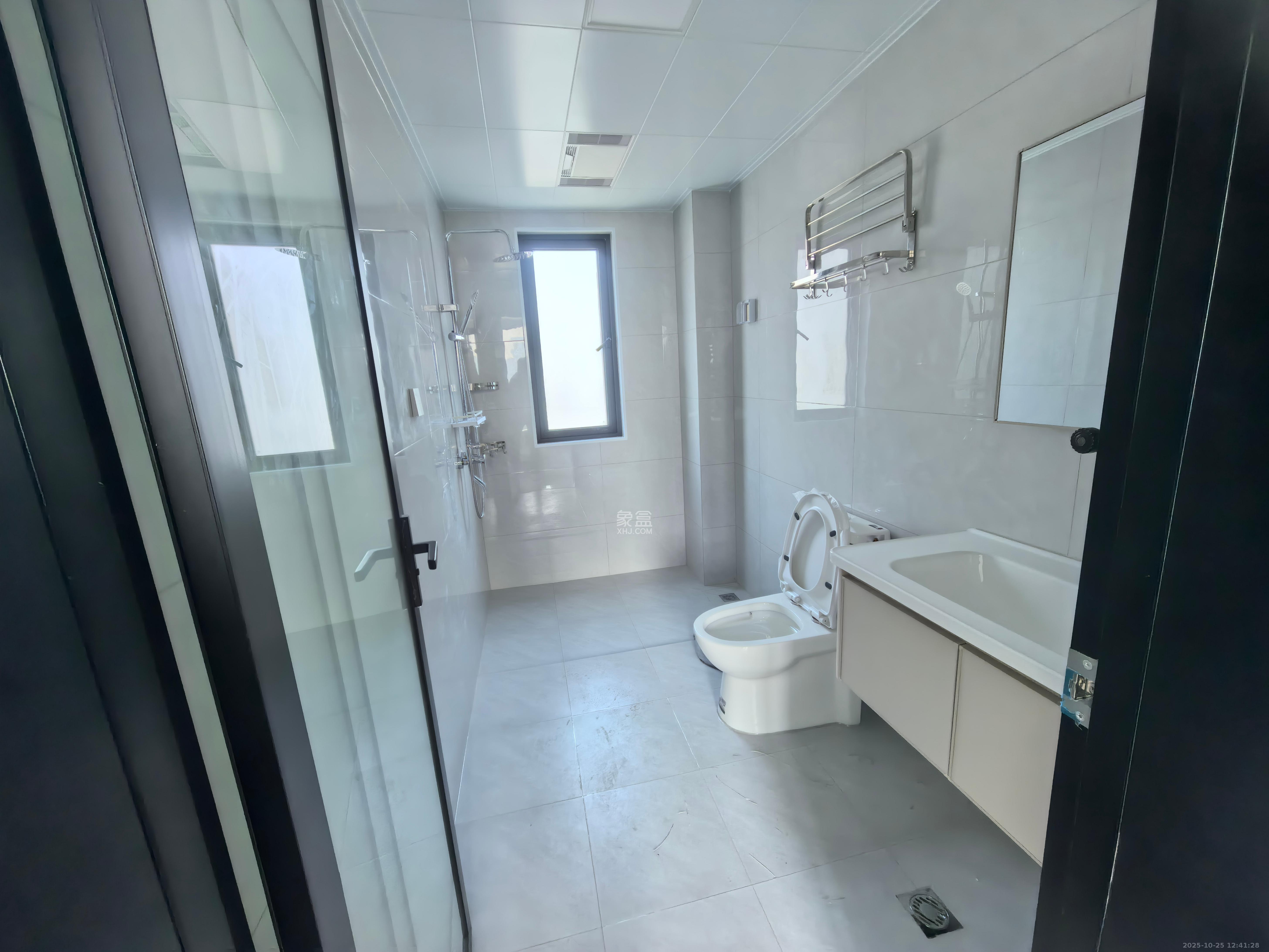 谷山景苑  3室2厅2卫    2400.0元/月 谷山景苑  3室2厅2卫    2400.0元/月室内图