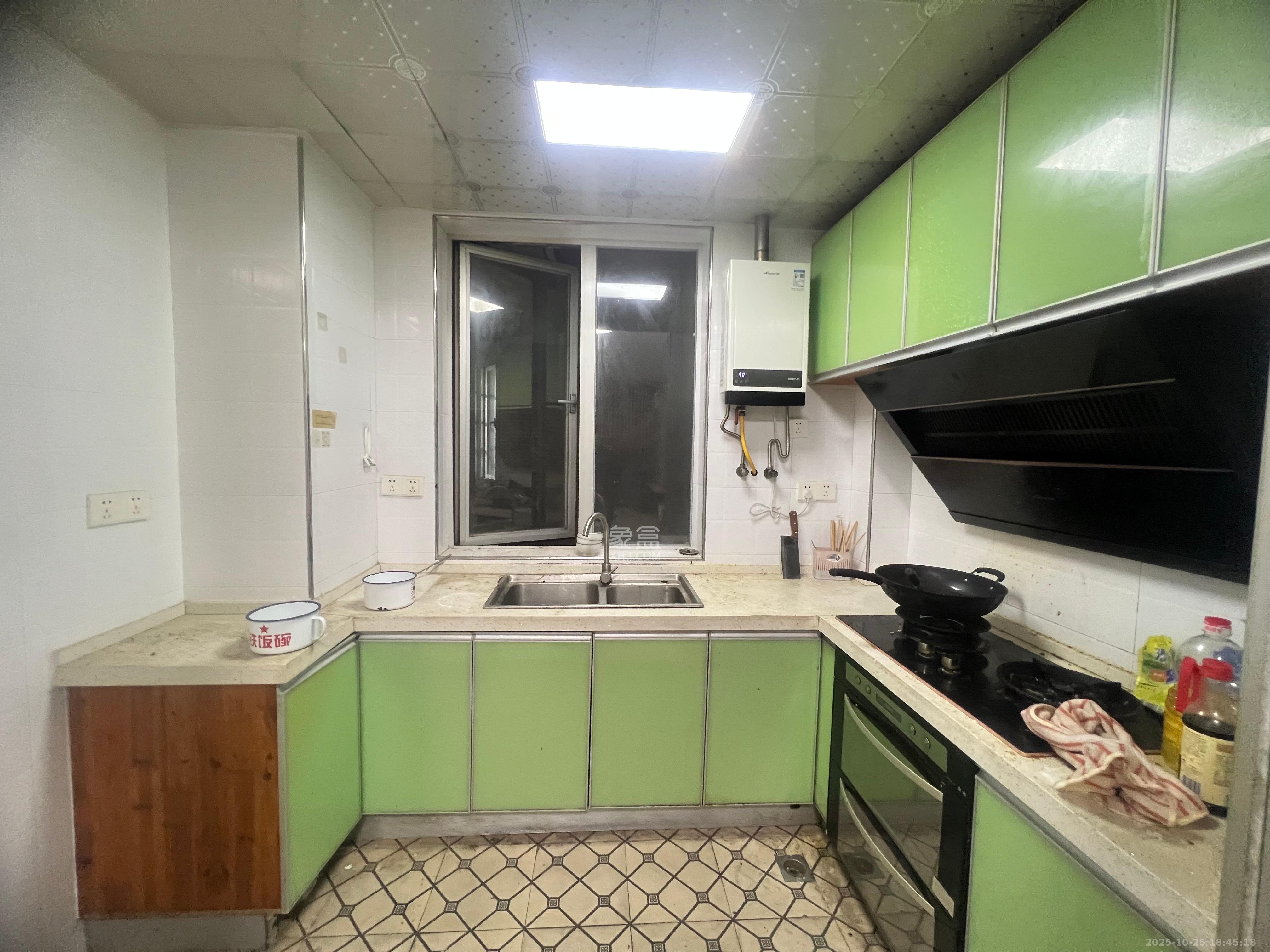 恒广国际景园一二区 3室2厅2卫 2300.0元/月 恒广国际景园一二区 3室2厅2卫 2300.0元/月室内图