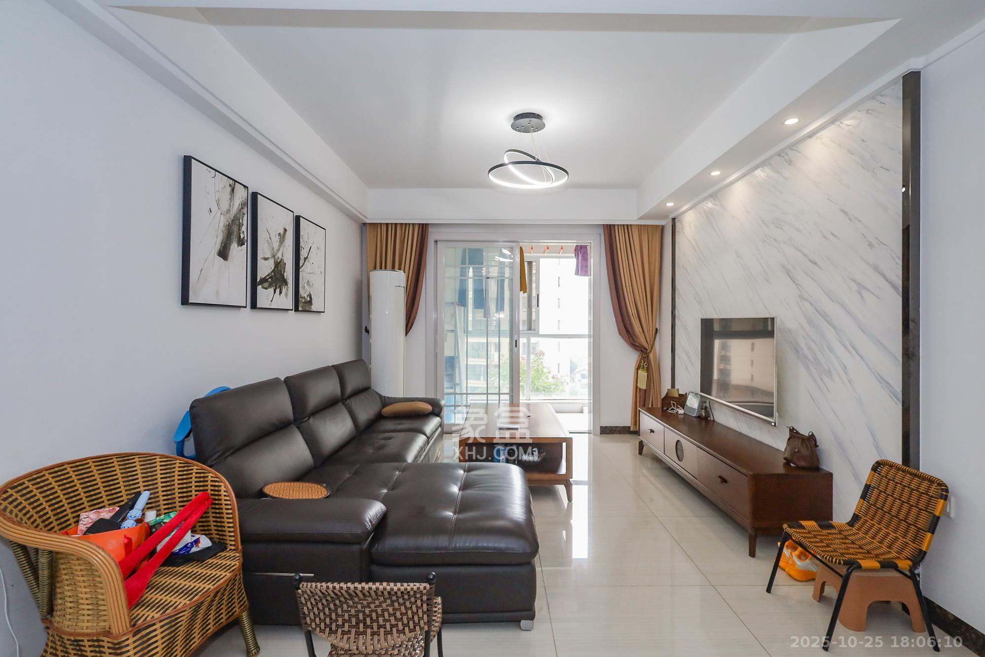 当代滨江MOMA  3室2厅1卫    105.0万客厅