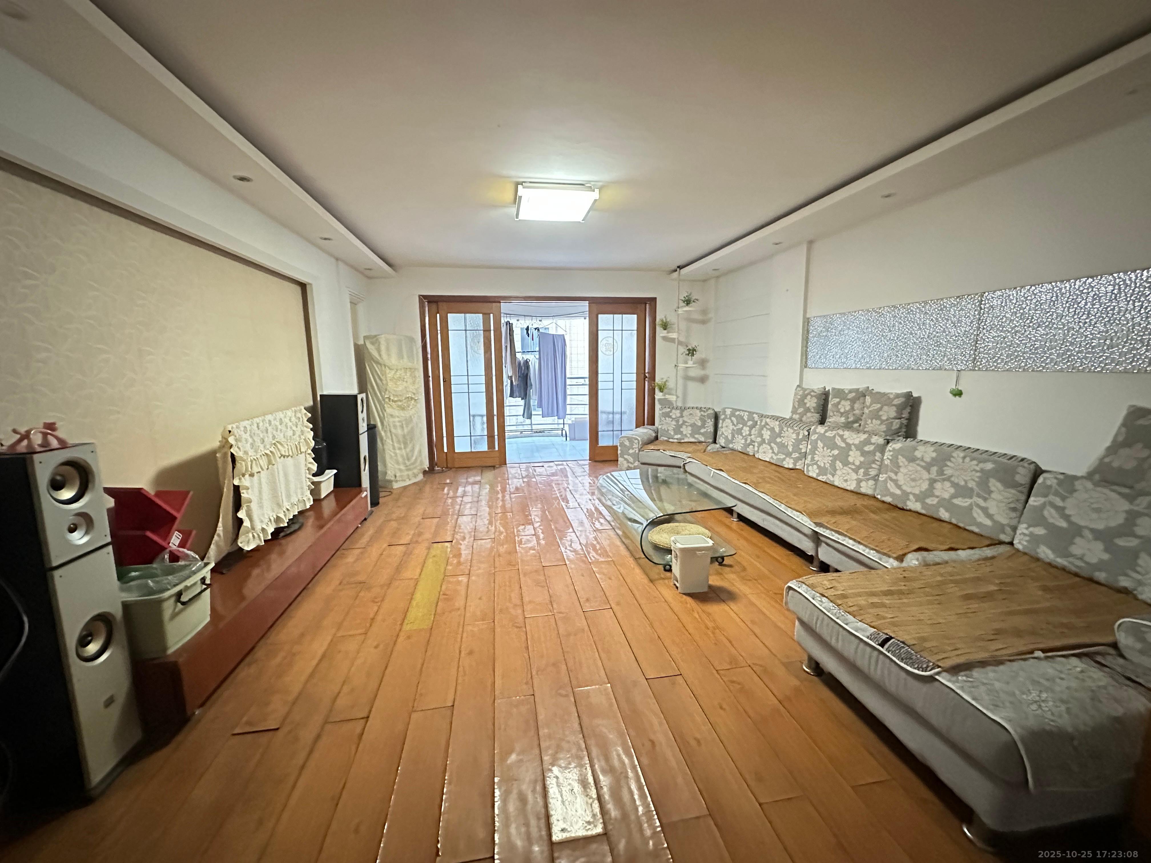 华丽家族  1室1厅1卫    750.0元/月室内图