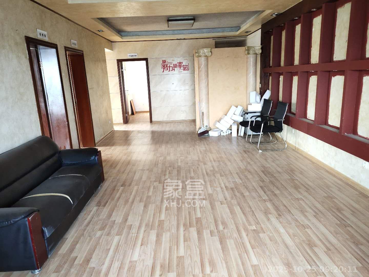 左岸右岸 3室2厅2卫 3200.0元/月 左岸右岸 3室2厅2卫 3200.0元/月室内图