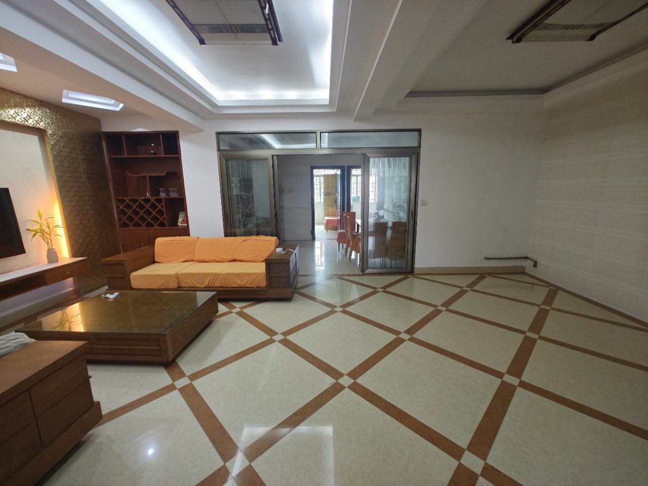 南海大厦(五指山路)  3室2厅1卫    2400.0元/月 南海大厦(五指山路)  3室2厅1卫    2400.0元/月室内图