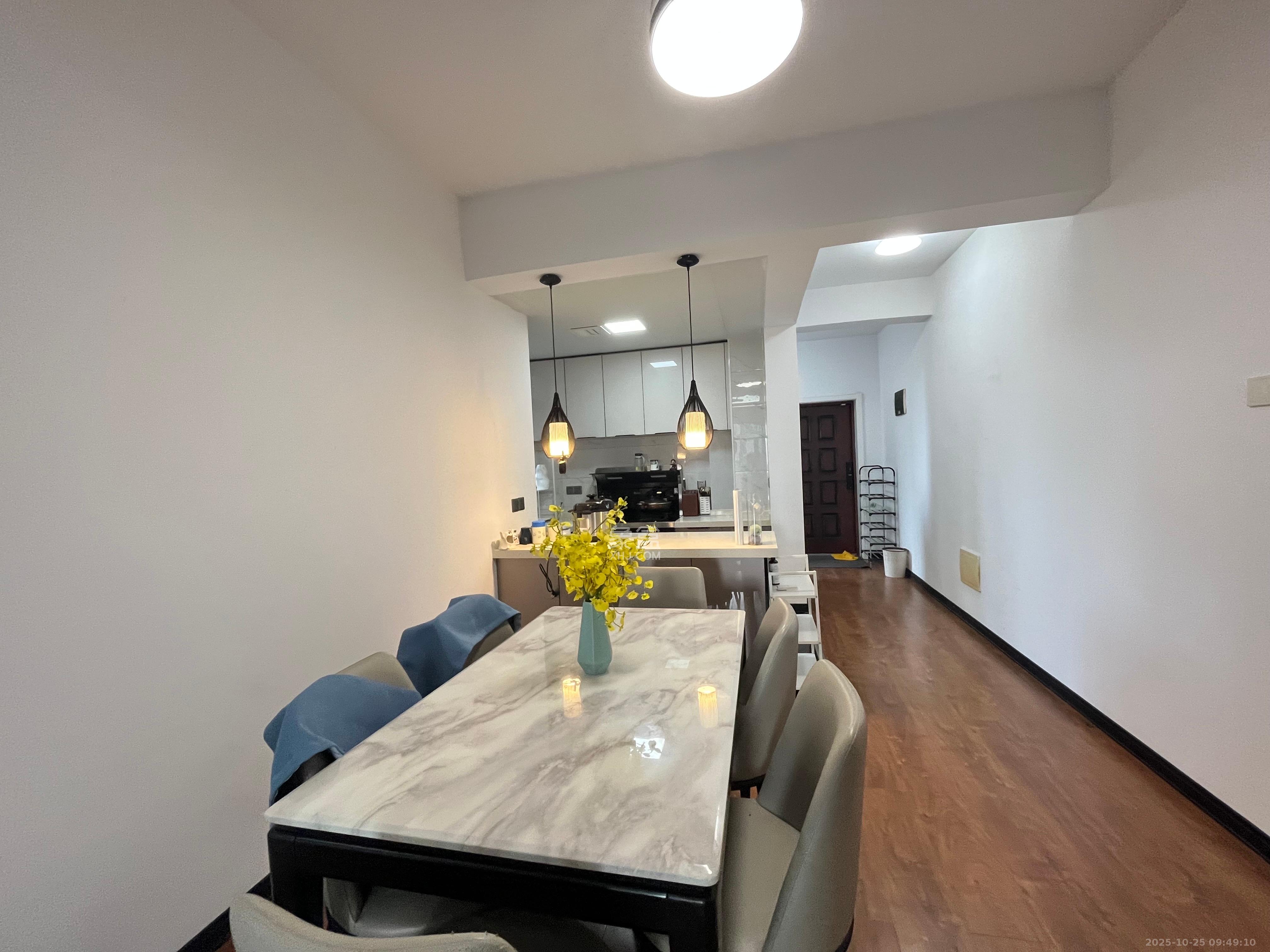 藏珑湖上国际花园  3室2厅1卫    3500.0元/月室内图