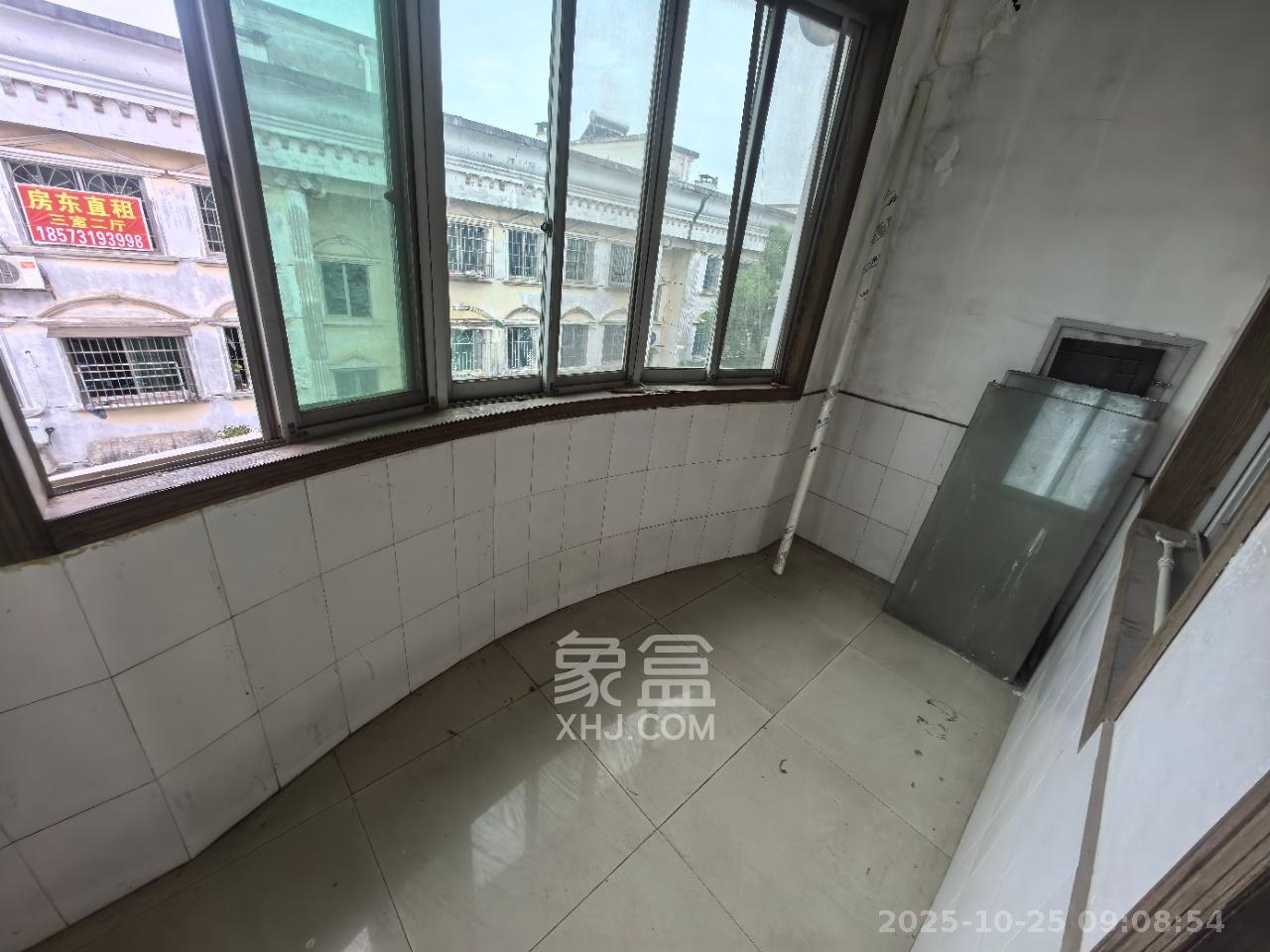 中南汽车世界  3室2厅1卫    1300.0元/月室内图