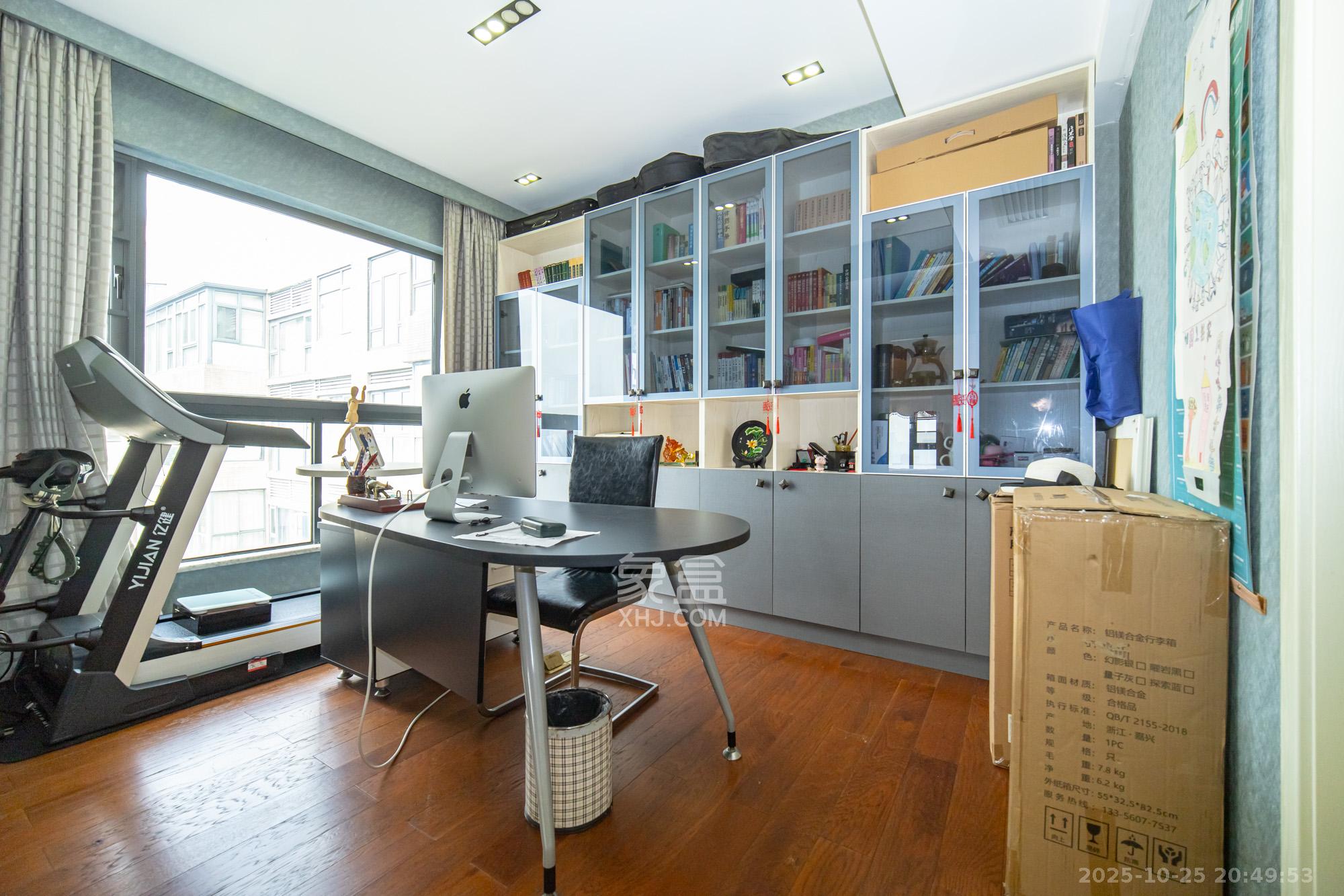 藏珑湖上国际花园  4室2厅2卫    180.0万卧室