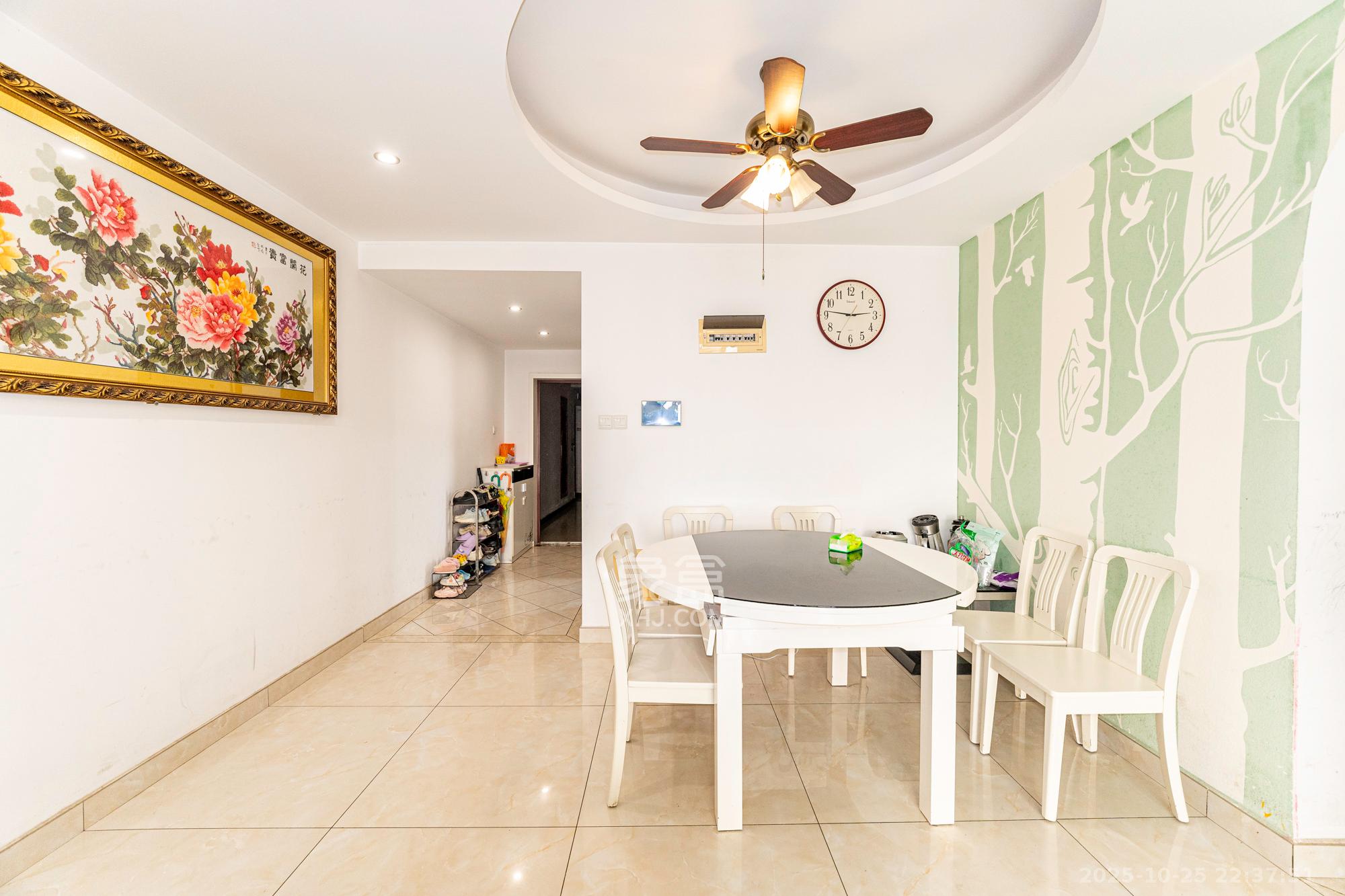 悦湖山 4室2厅2卫 85.0万 悦湖山 4室2厅2卫 85.0万客厅