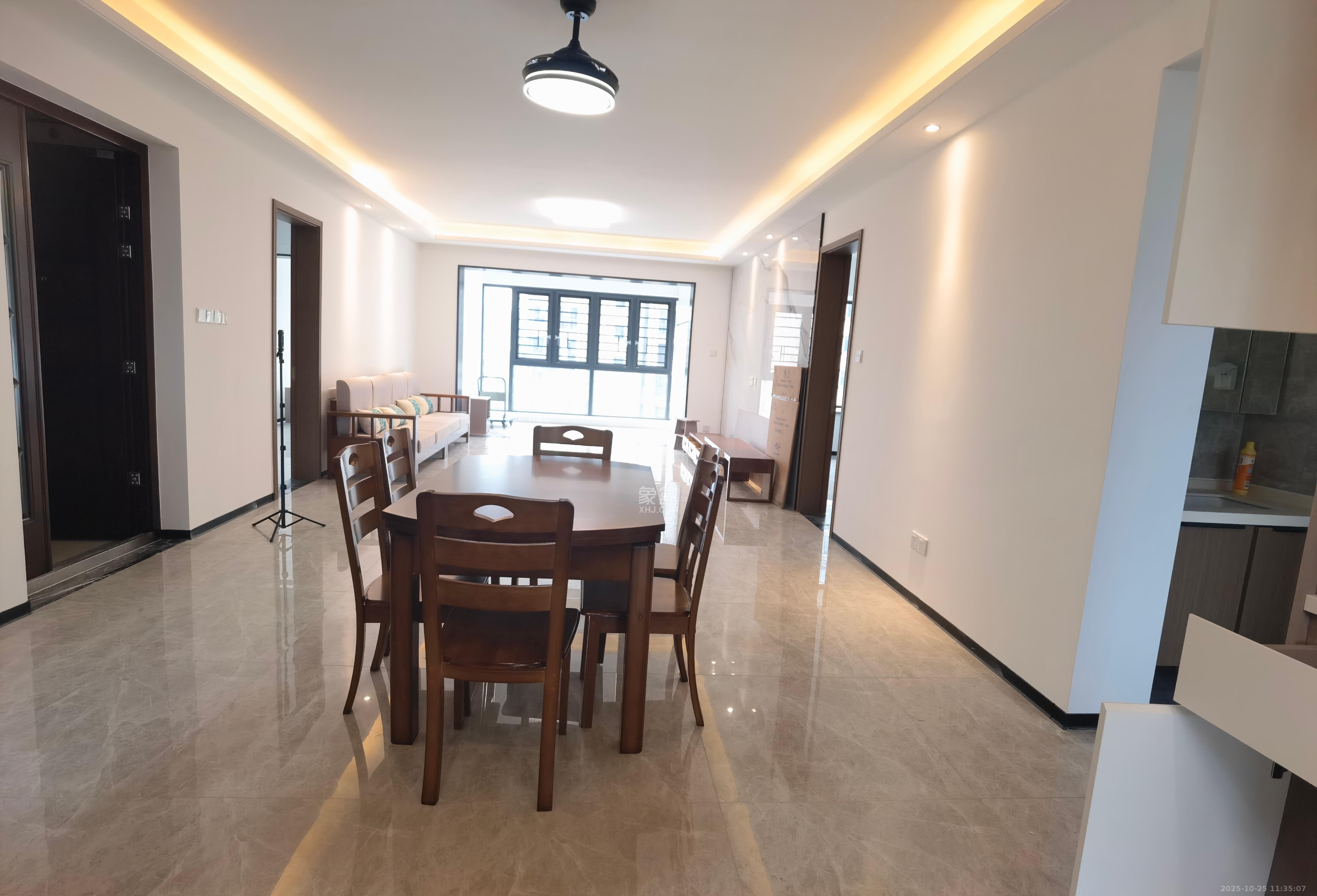 蓝光雍锦府  4室2厅2卫    3000.0元/月室内图