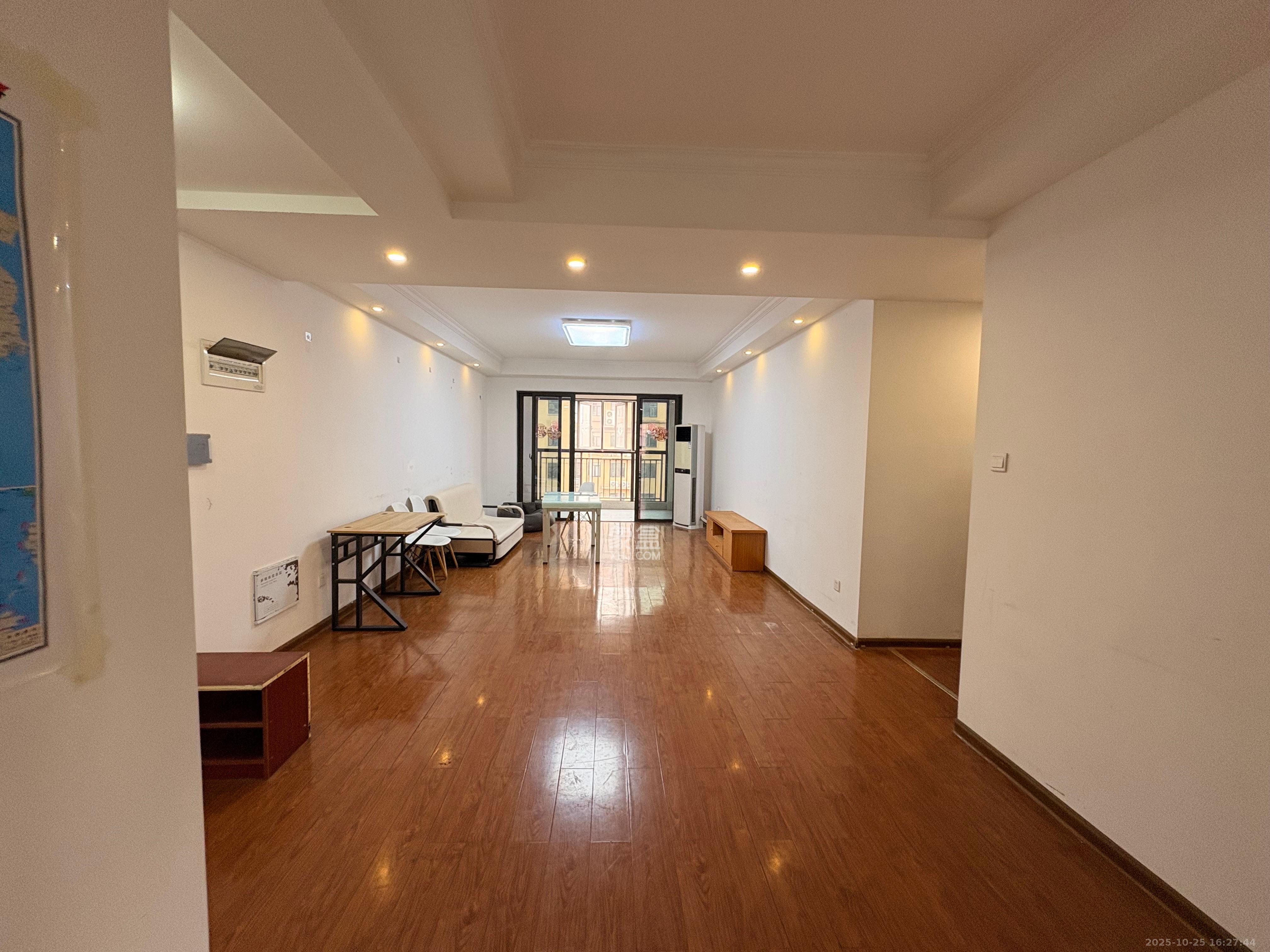 德润小区(丰升德润小区) 4室2厅1卫 2500.0元/月 德润小区(丰升德润小区) 4室2厅1卫 2500.0元/月室内图