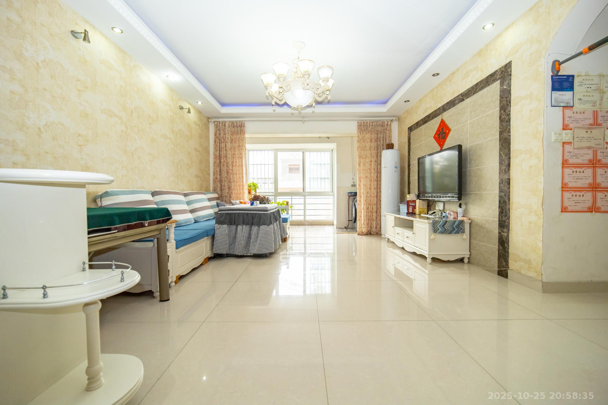 楚天馨苑  3室2厅2卫    63.08万客厅