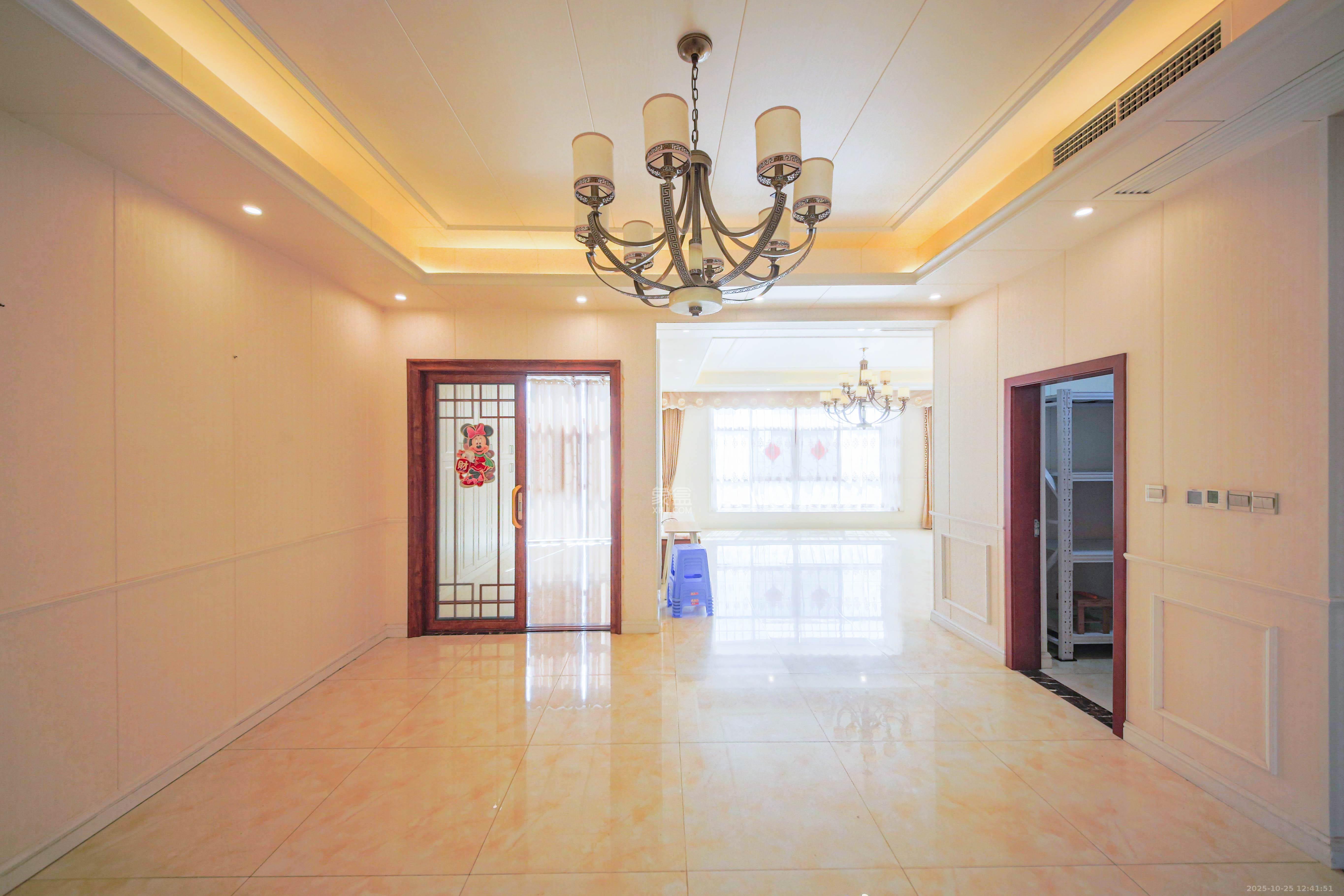 柠檬丽都  5室2厅2卫    228.0万客厅