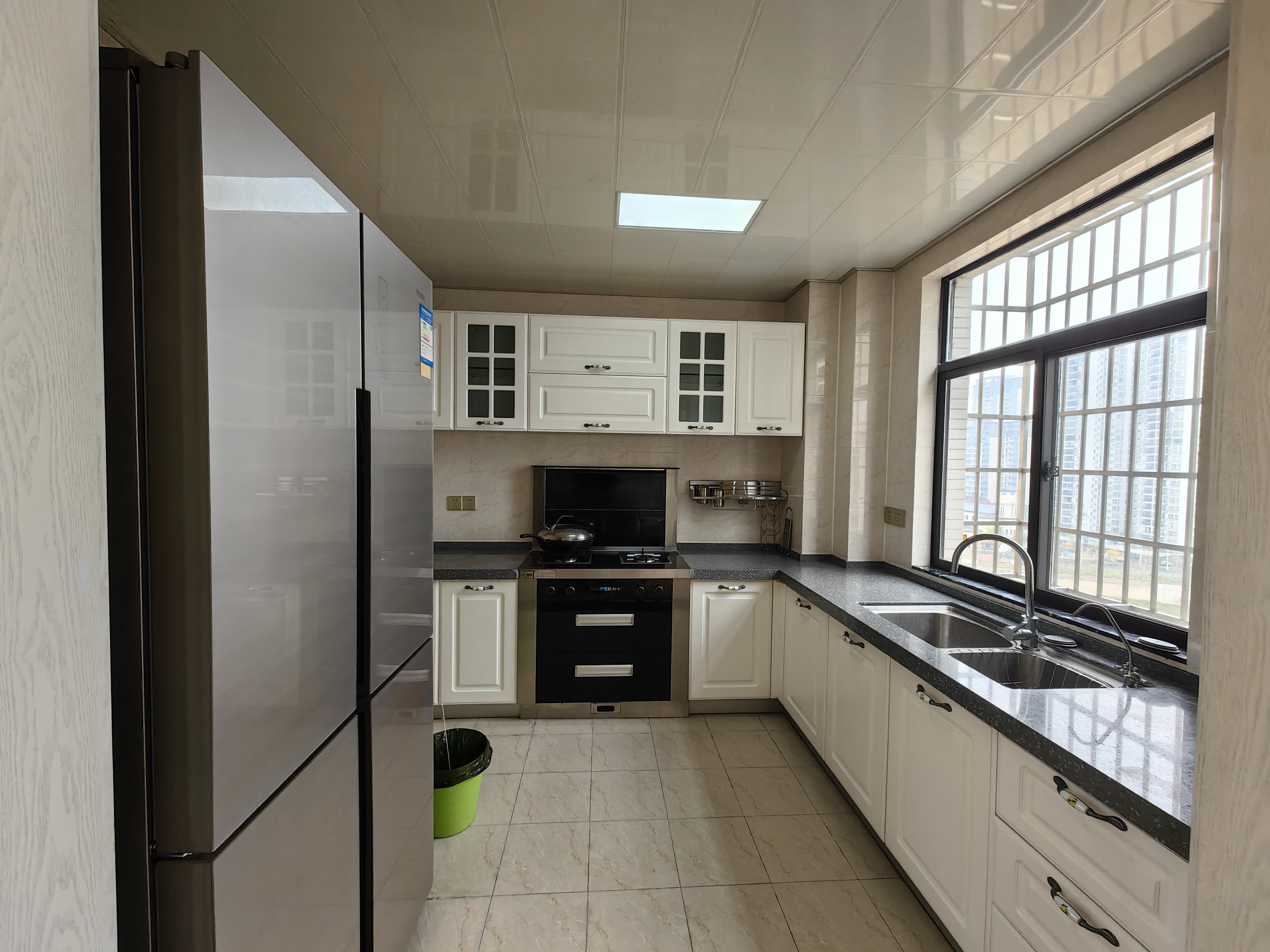 锦绣边城  4室2厅2卫    75.0万客厅