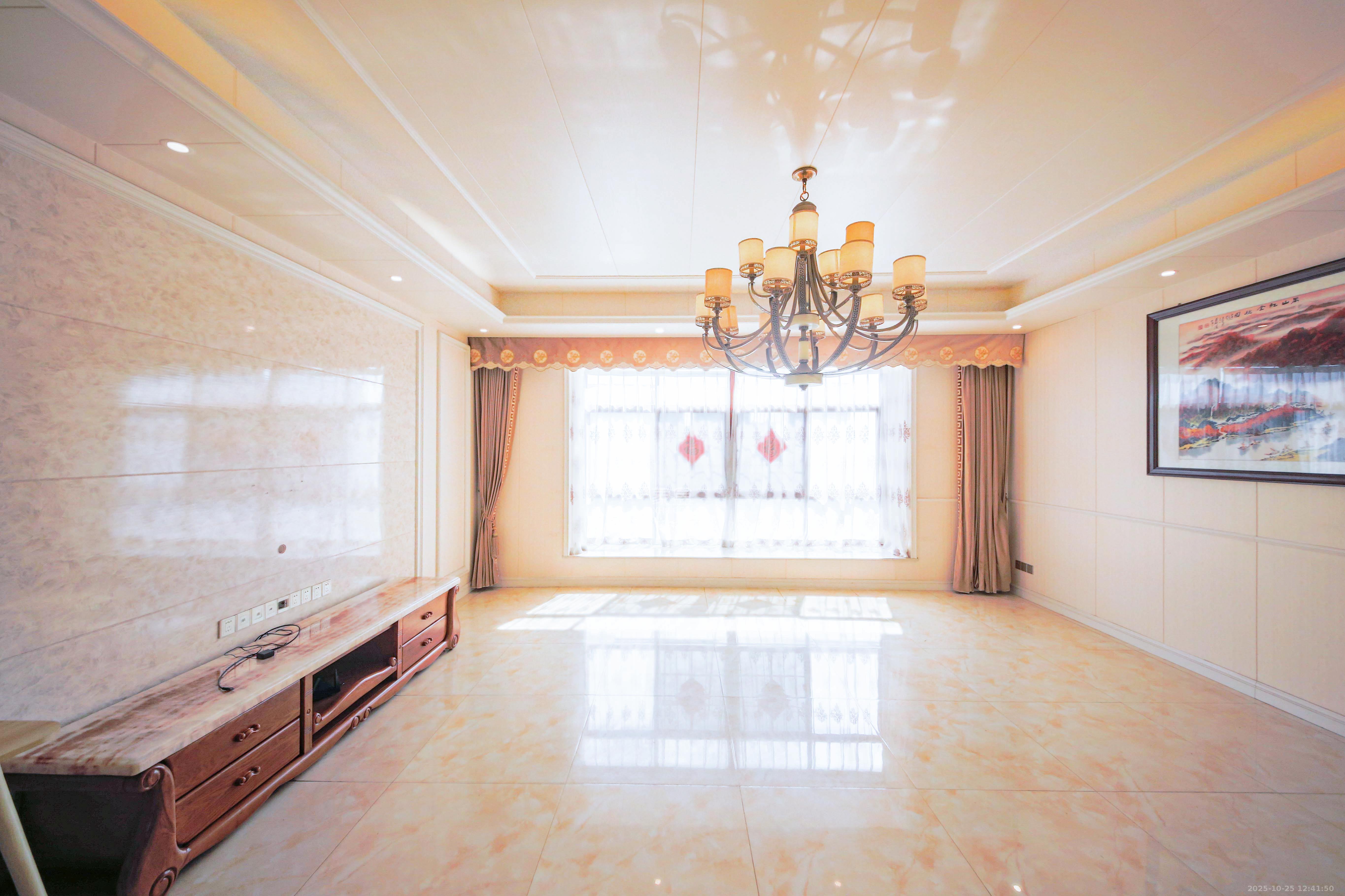 柠檬丽都  5室2厅2卫    228.0万客厅