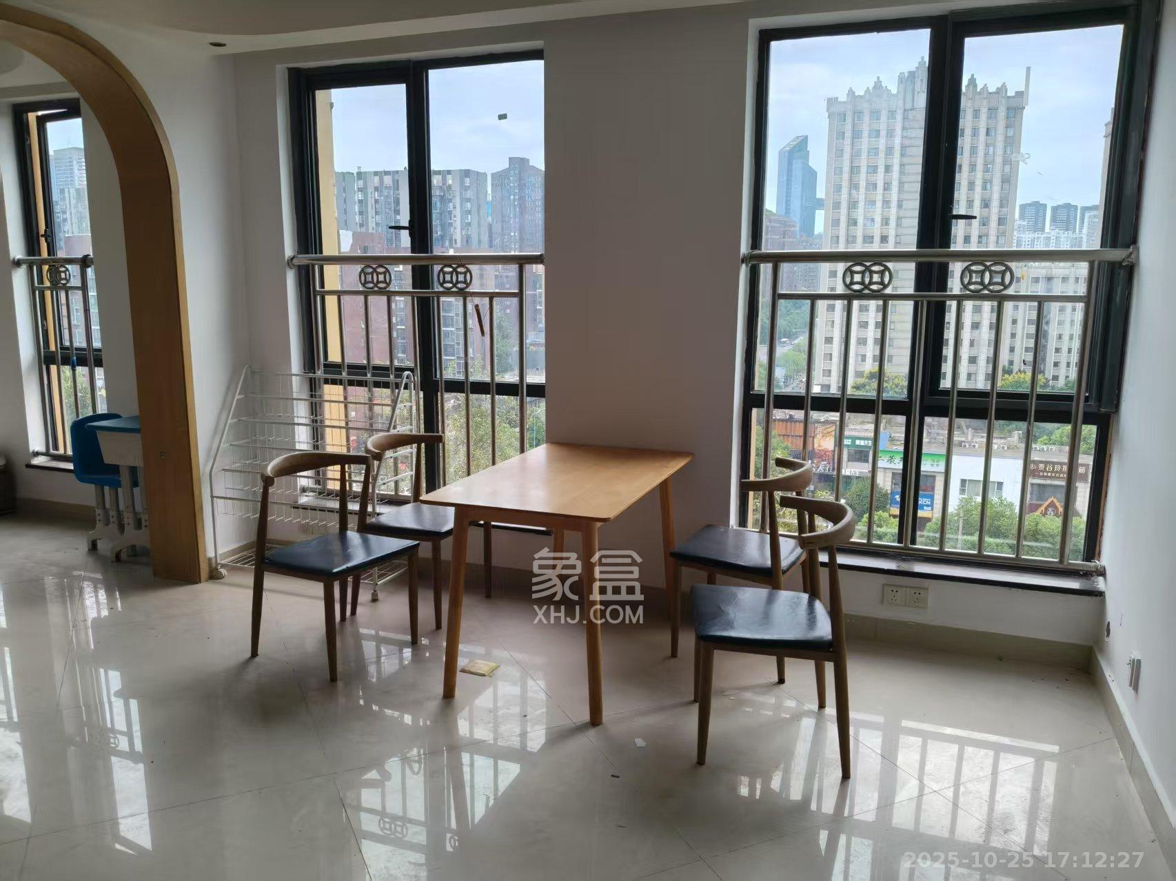 绿城桂花城  5室2厅2卫    3700.0元/月 绿城桂花城  5室2厅2卫    3700.0元/月室内图