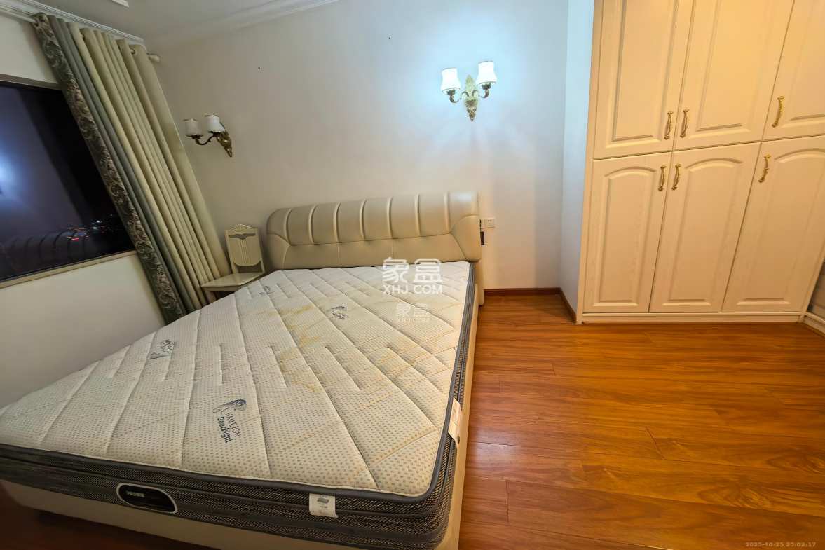 华润置地广场二期 3室2厅1卫 2300.0元/月 华润置地广场二期 3室2厅1卫 2300.0元/月室内图