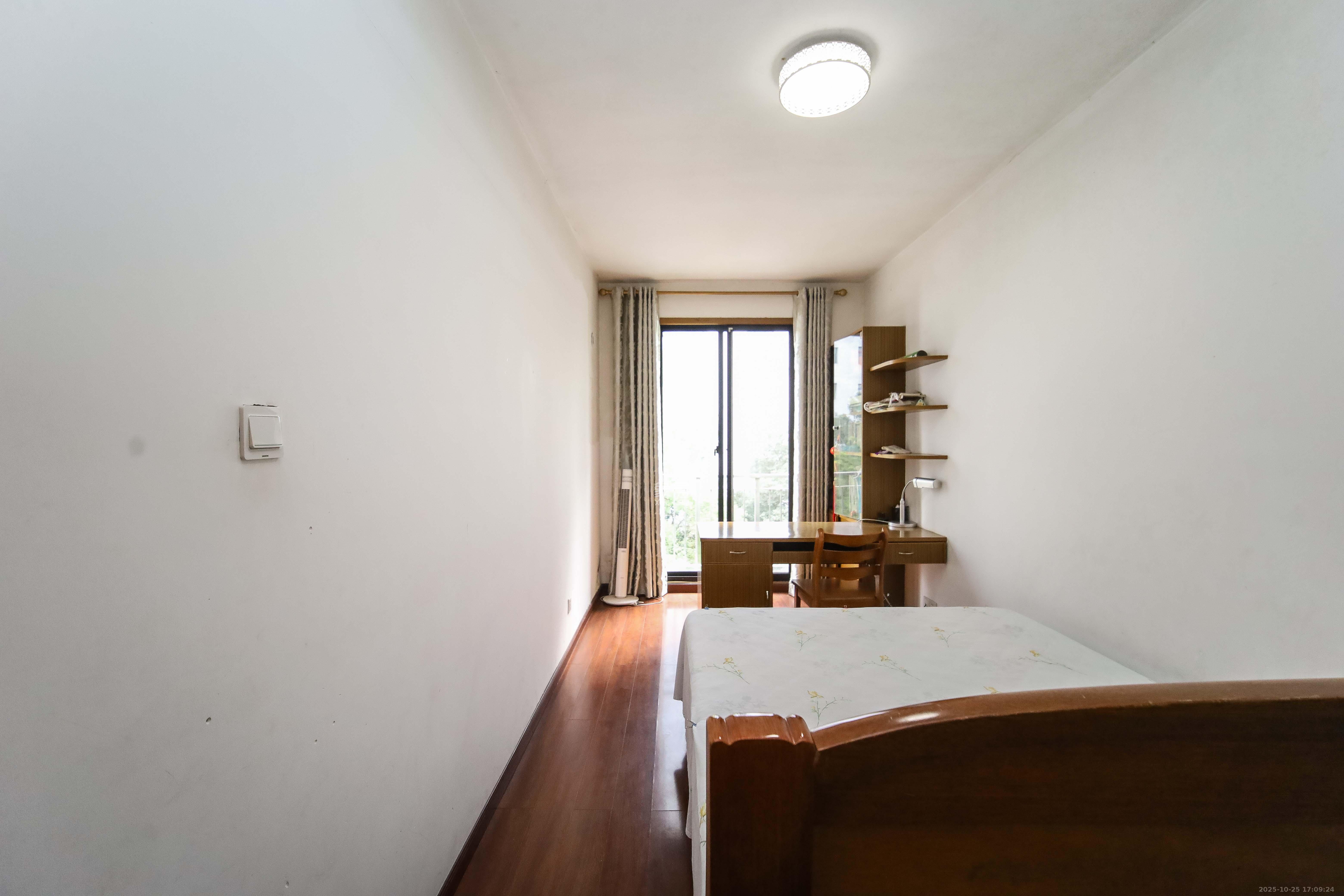 西街花园  3室2厅2卫    135.0万卧室