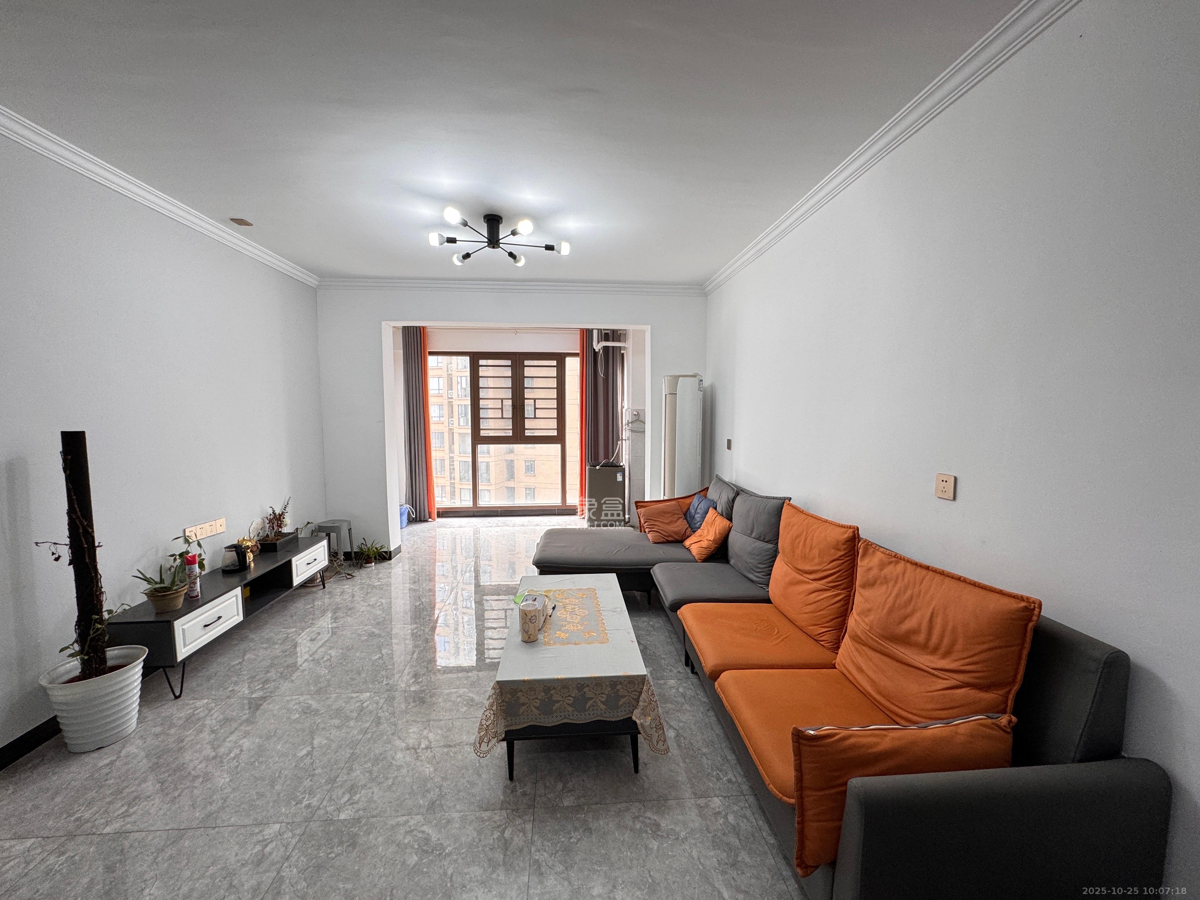 西湖鸿运佳苑  3室2厅2卫    2400.0元/月 西湖鸿运佳苑  3室2厅2卫    2400.0元/月室内图