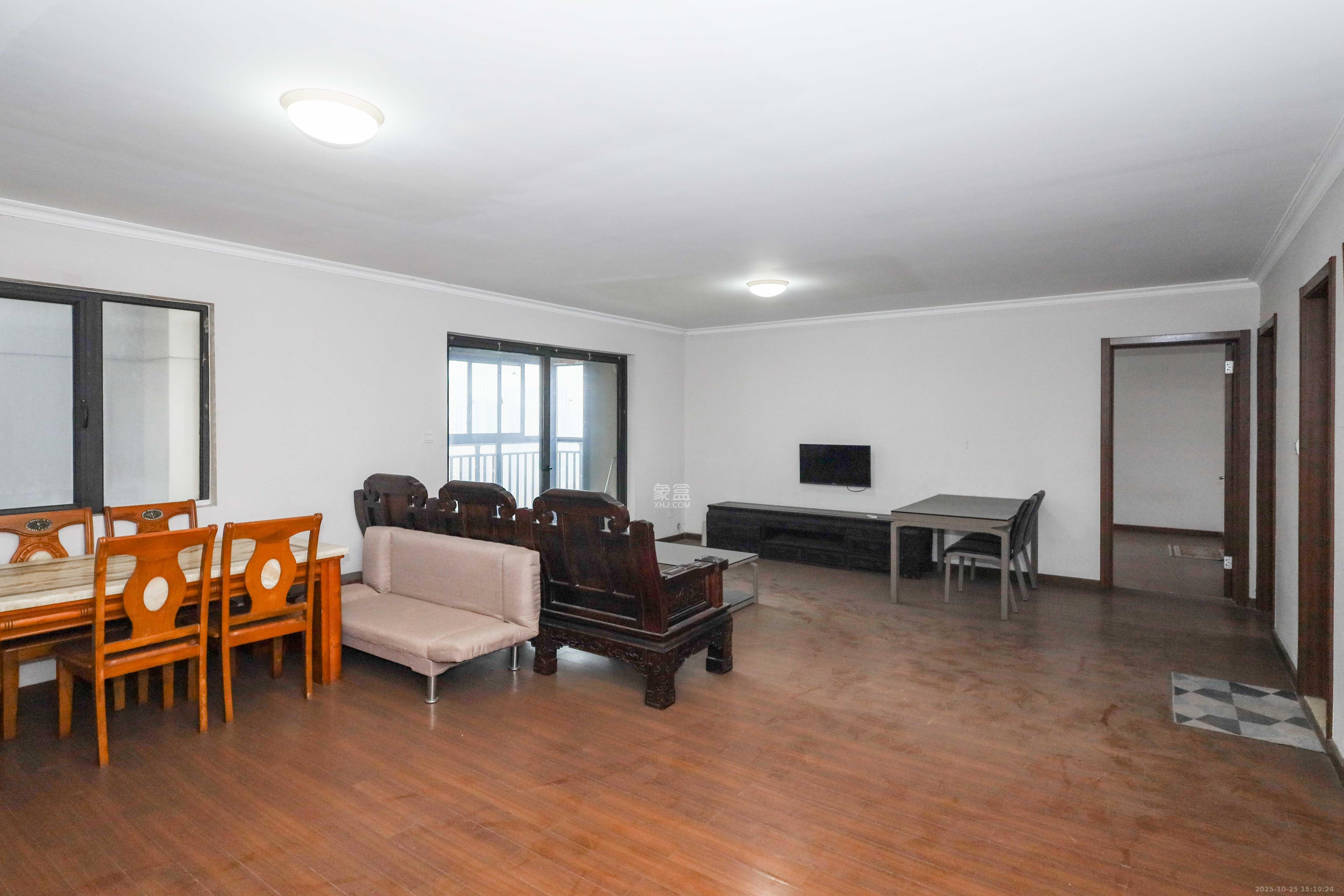 万科城市花园  3室2厅1卫    2200.0元/月室内图1