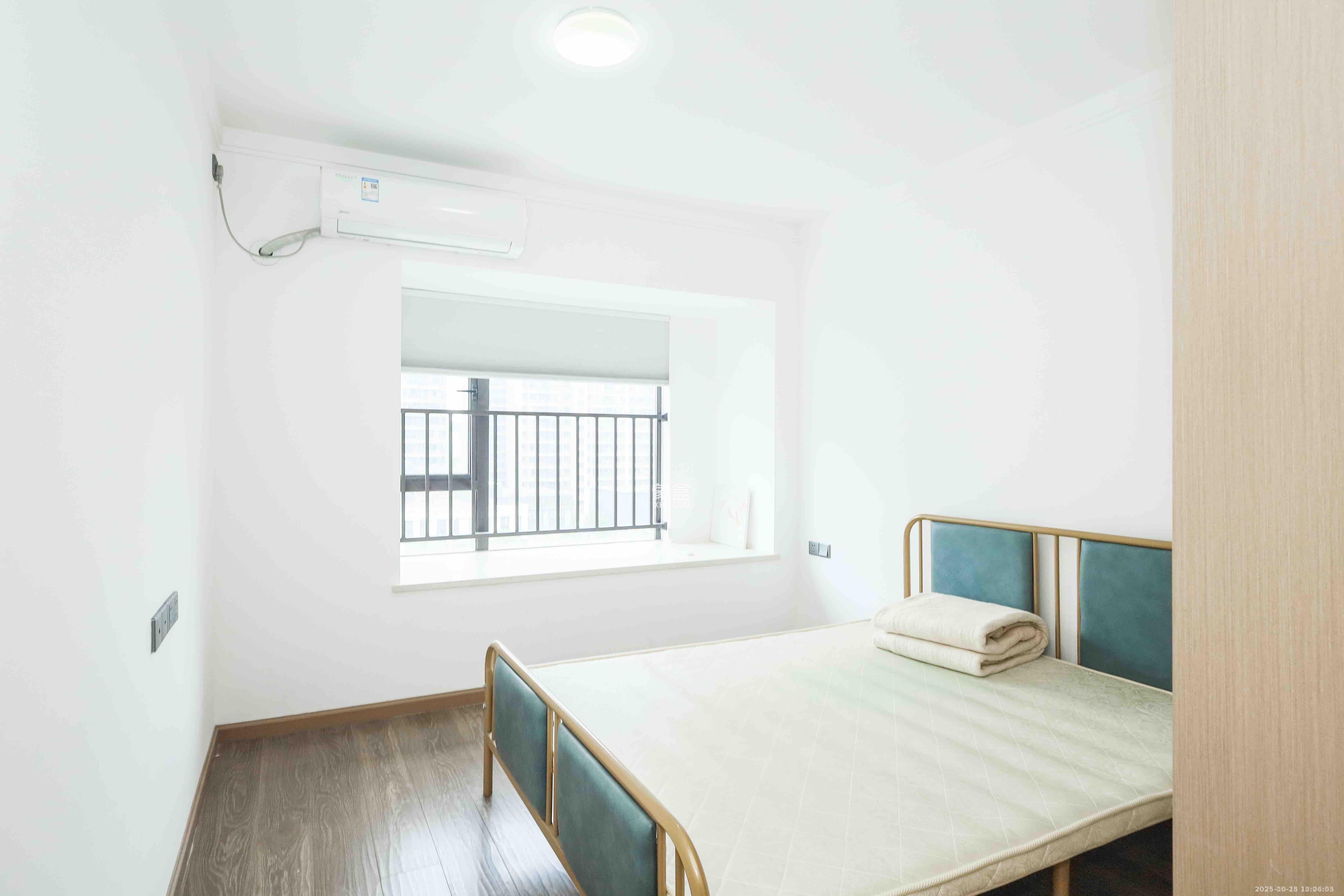 招商华发依云曦城  3室2厅2卫    2000.0元/月室内图