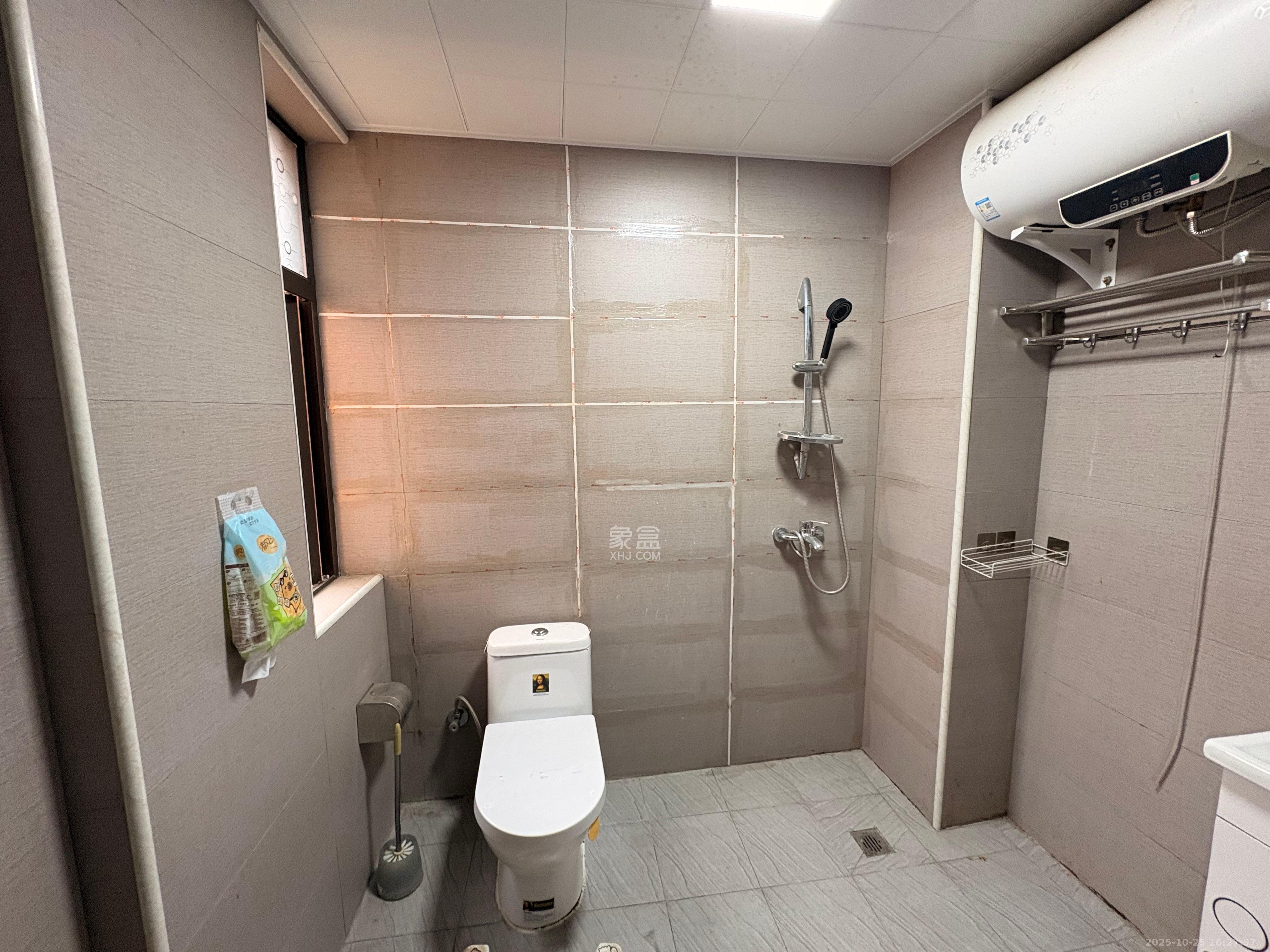 德润小区(丰升德润小区) 4室2厅1卫 2500.0元/月 德润小区(丰升德润小区) 4室2厅1卫 2500.0元/月室内图