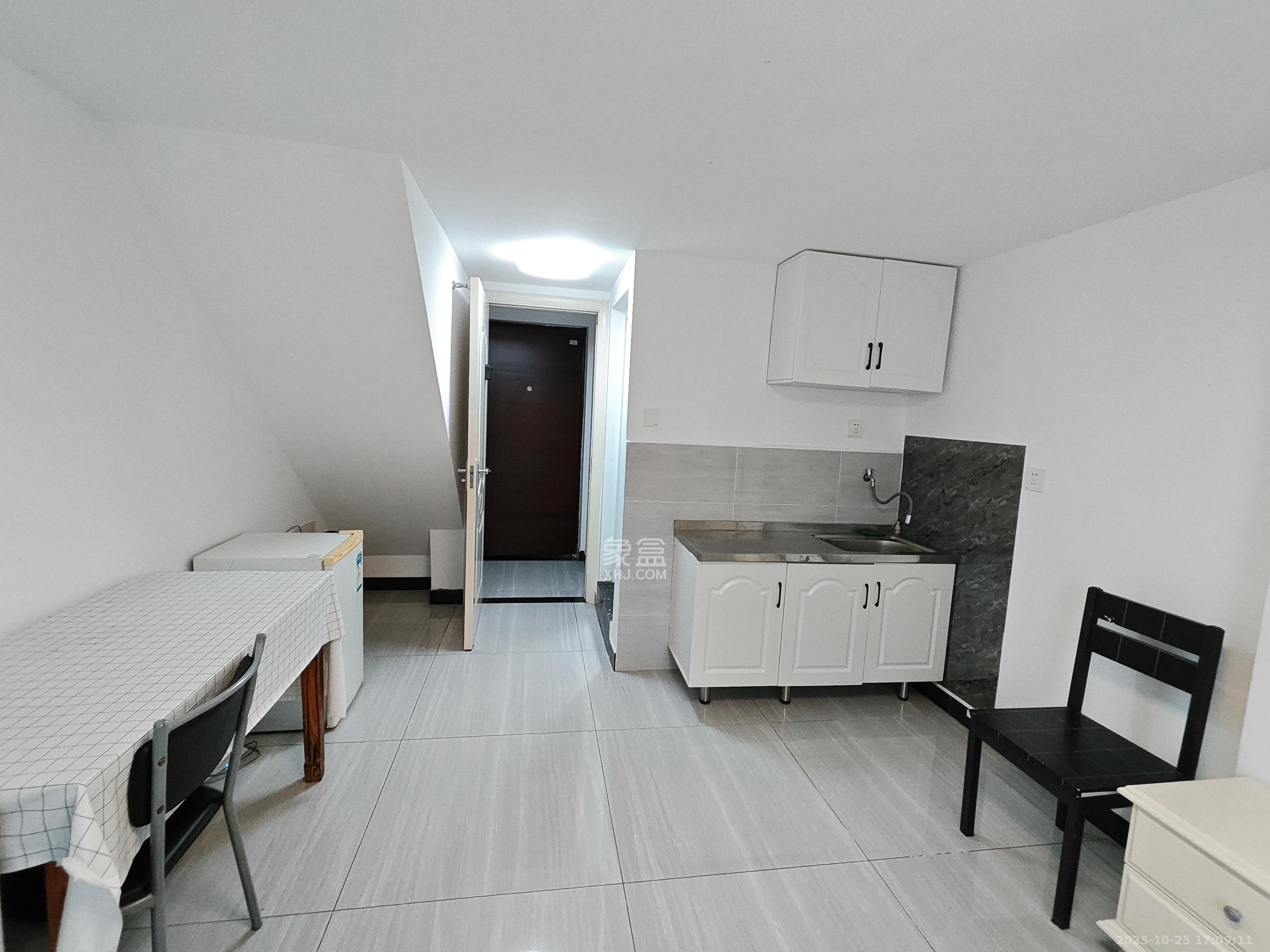 天麓轻奢国际  1室0厅1卫    1050.0元/月 天麓轻奢国际  1室0厅1卫    1050.0元/月室内图