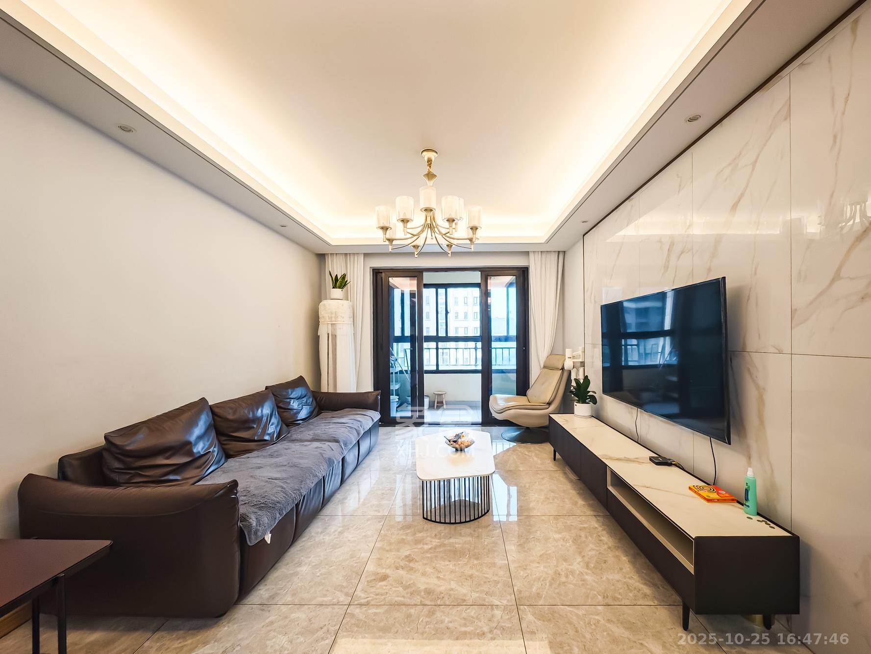 新城和樾(新城和樾公馆) 4室2厅2卫 125.0万 新城和樾(新城和樾公馆) 4室2厅2卫 125.0万客厅