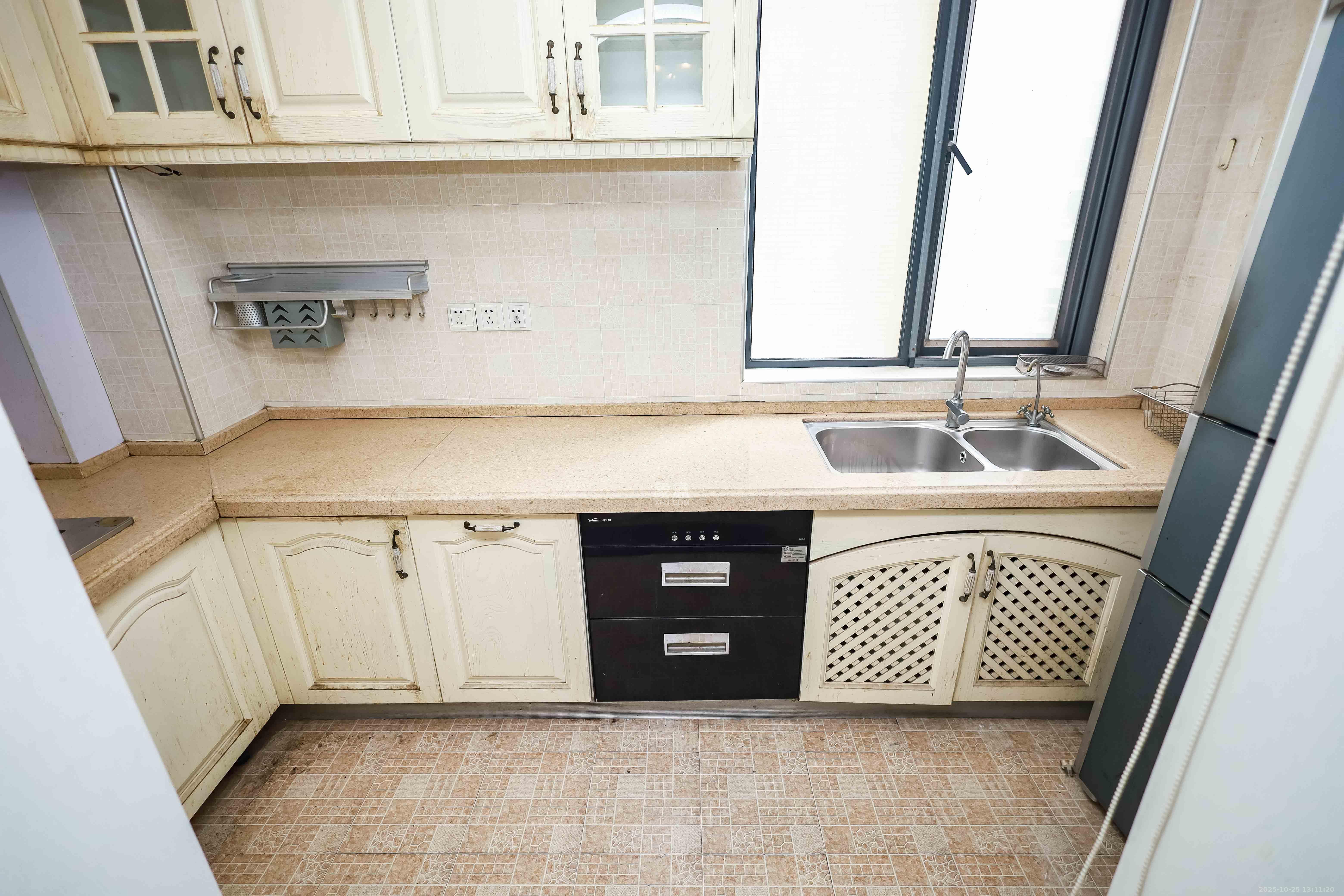 莱茵城  3室2厅2卫    85.0万厨房