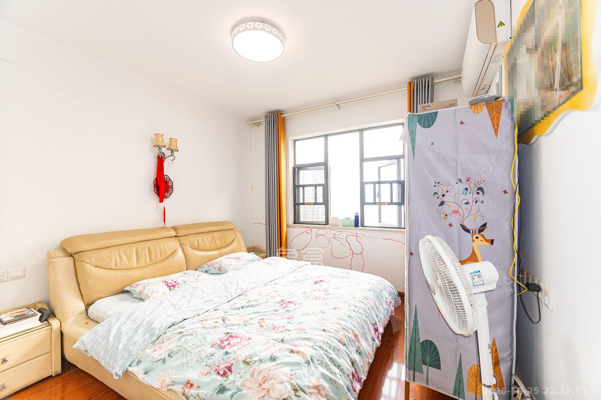 悦湖山  4室2厅2卫    85.0万卧室