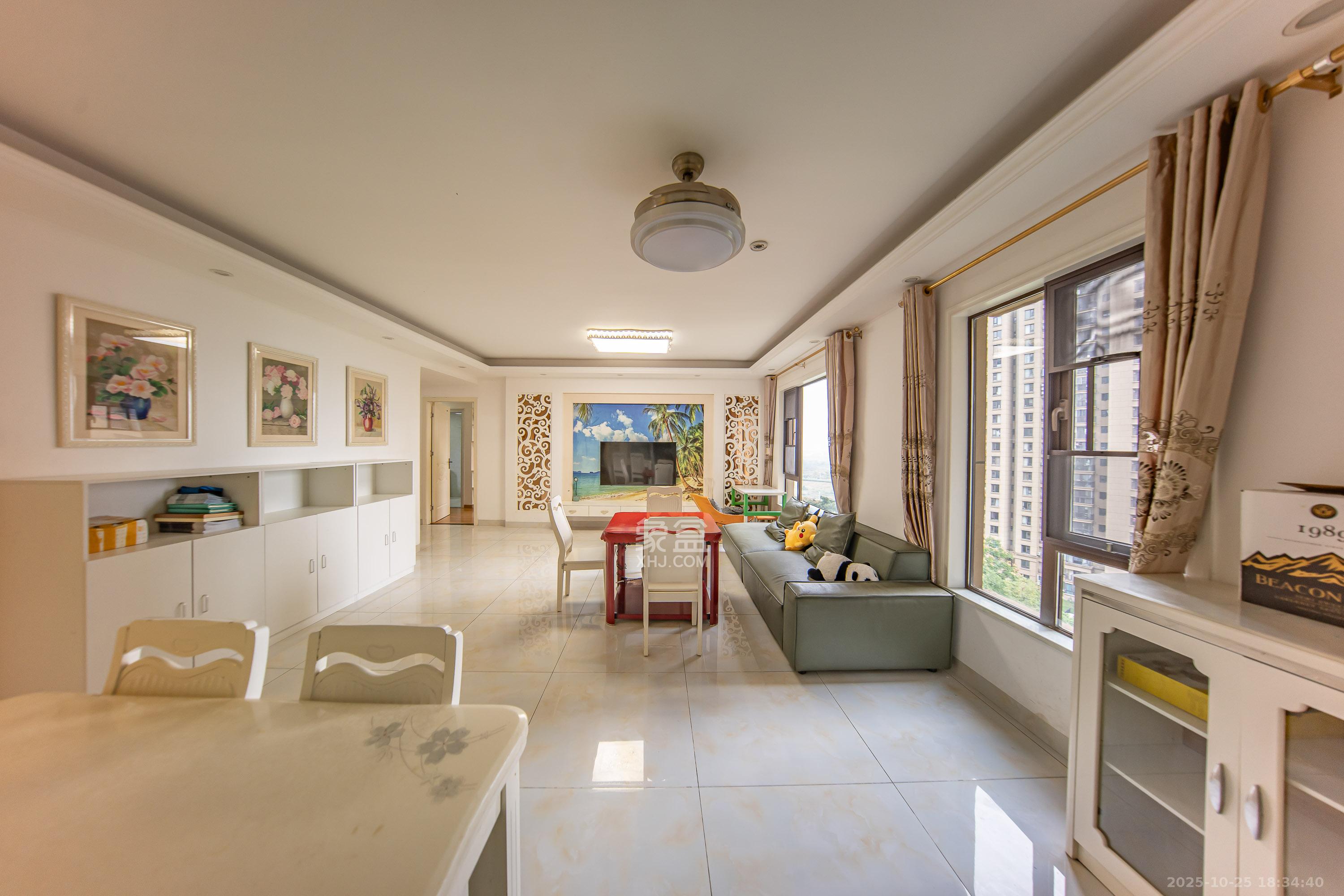 华润橡树湾 3室2厅2卫 91.8万 华润橡树湾 3室2厅2卫 91.8万客厅