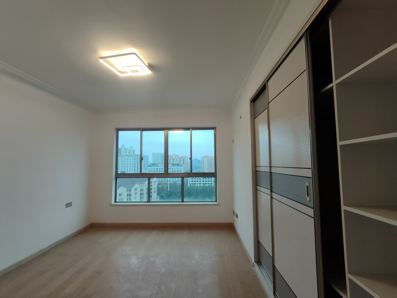 国色天香  3室2厅1卫    59.8万室内图