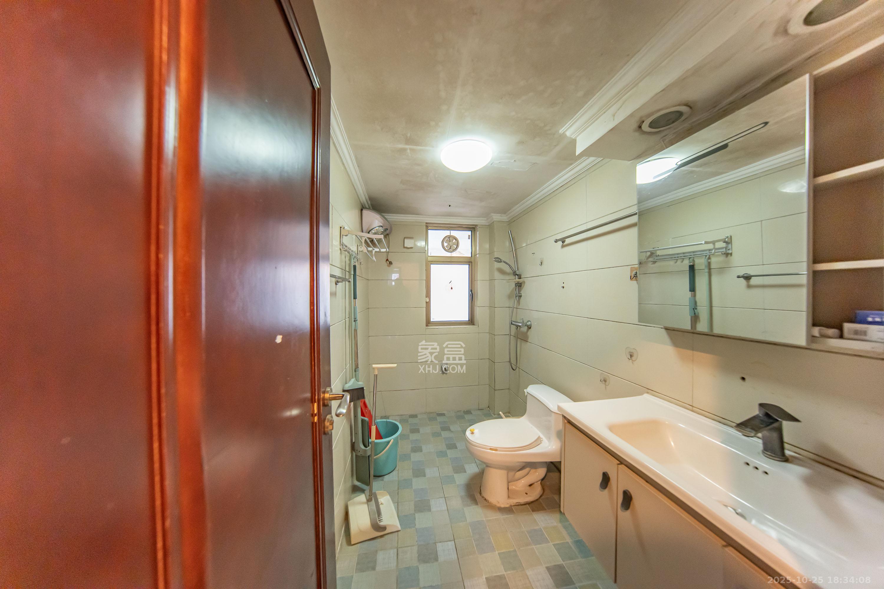 江山帝景雅典  3室2厅2卫    128.7万卫生间