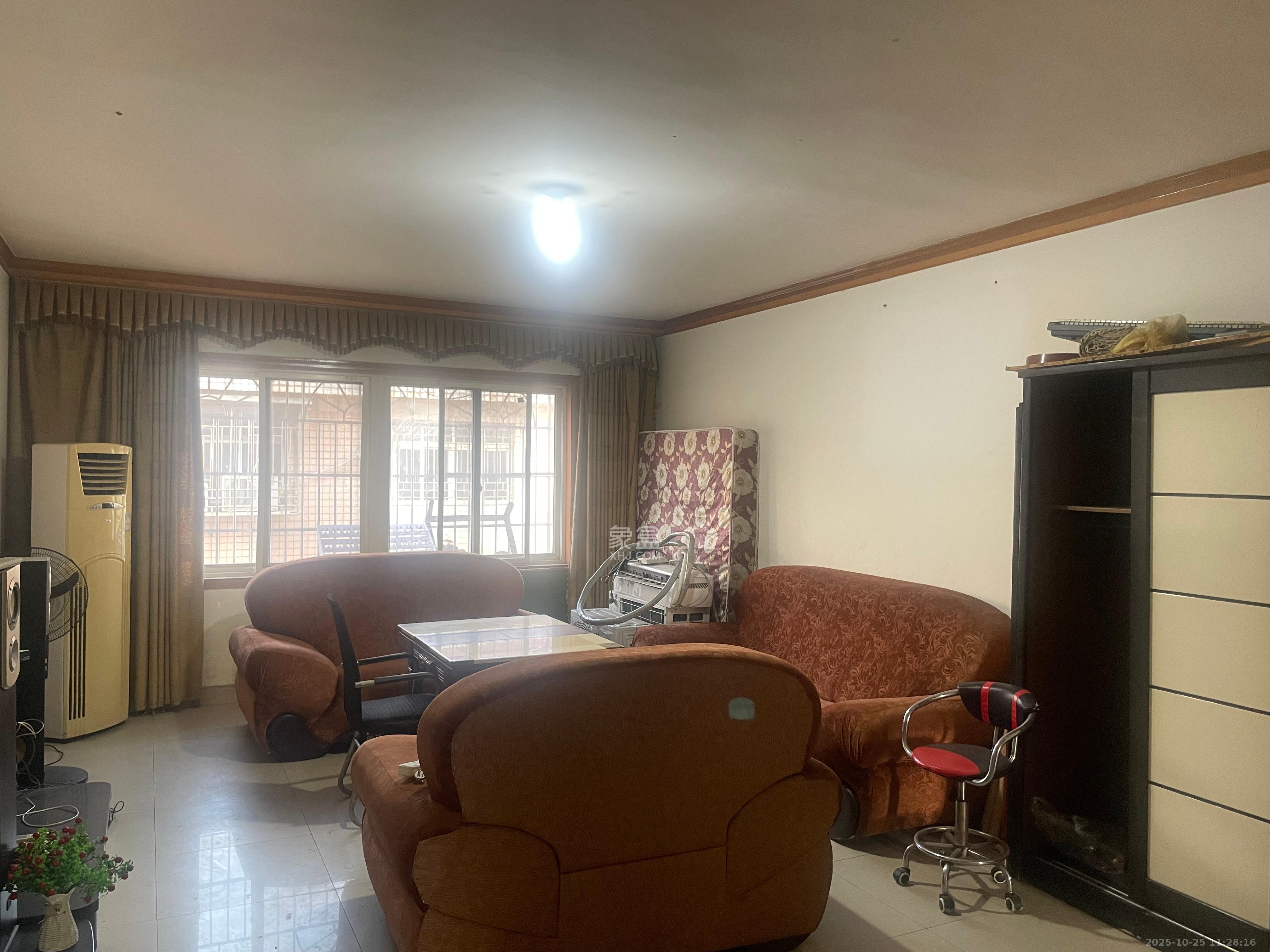 洞井商贸城  4室2厅1卫    1700.0元/月室内图1