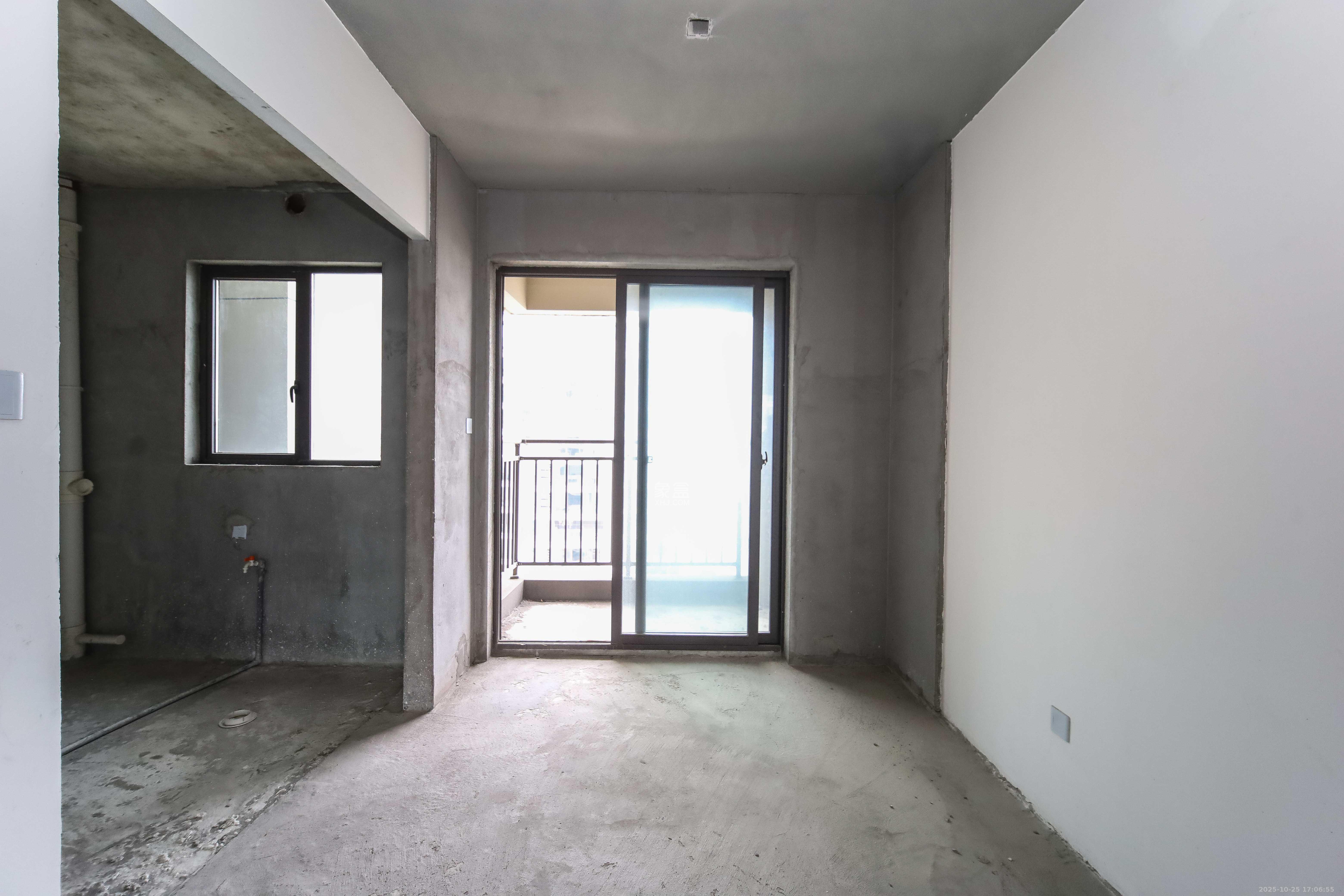 德奥悦东方  4室2厅2卫    158.0万客厅